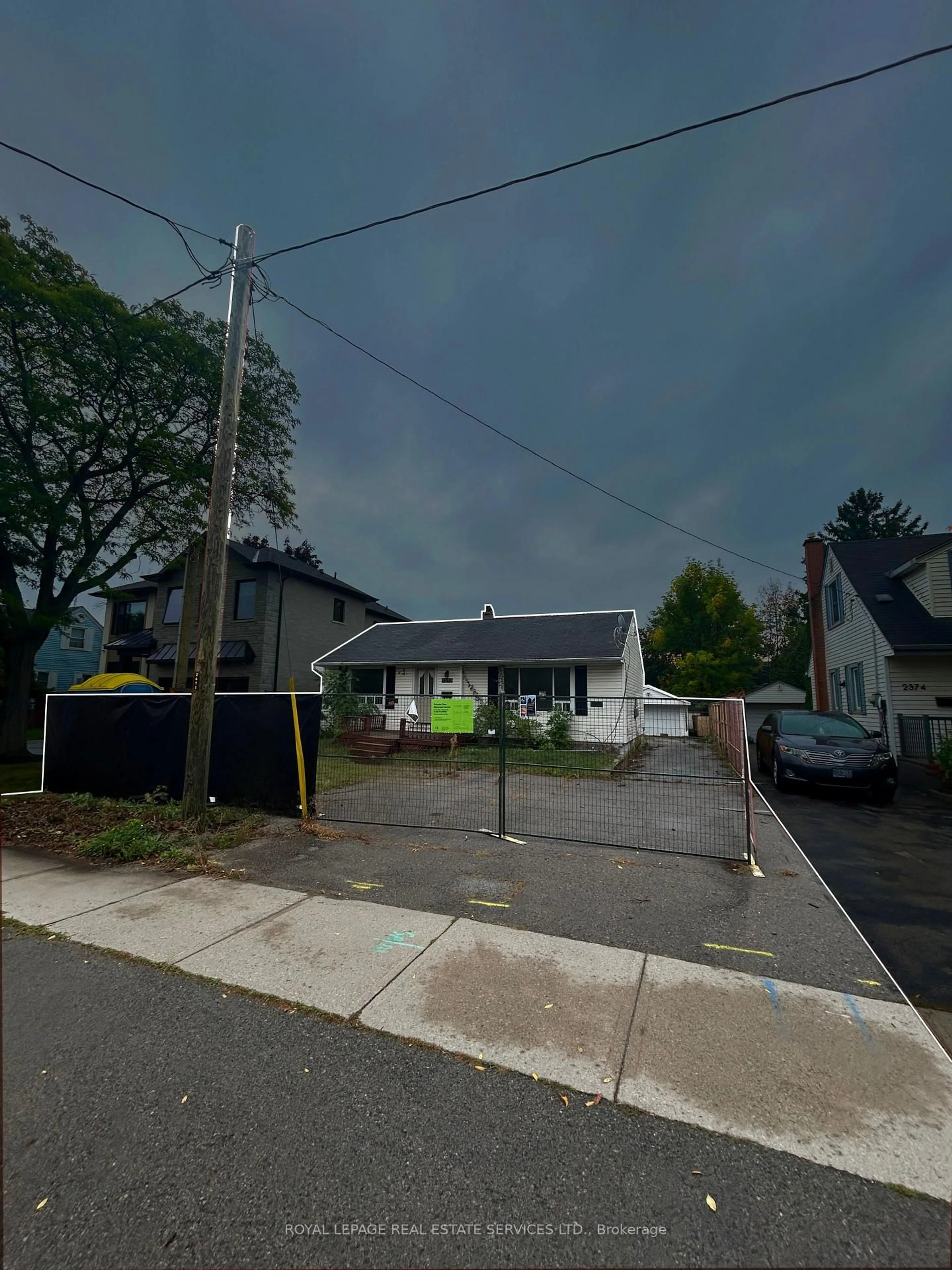 Unknown for 2370 Rebecca St, Oakville Ontario L6L 2A9