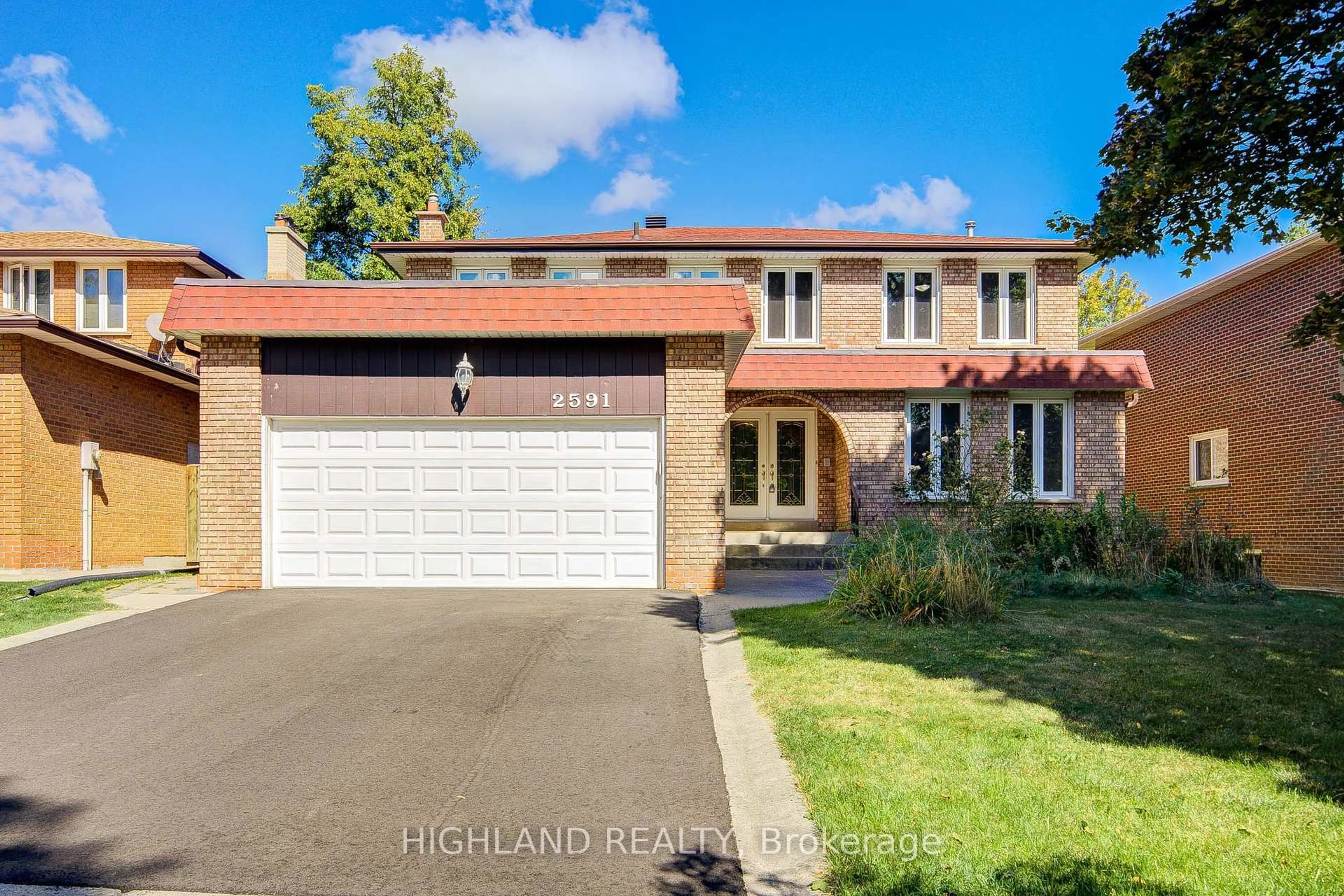 Home with brick exterior material, street for 2591 Robin Dr, Mississauga Ontario L5K 2G2