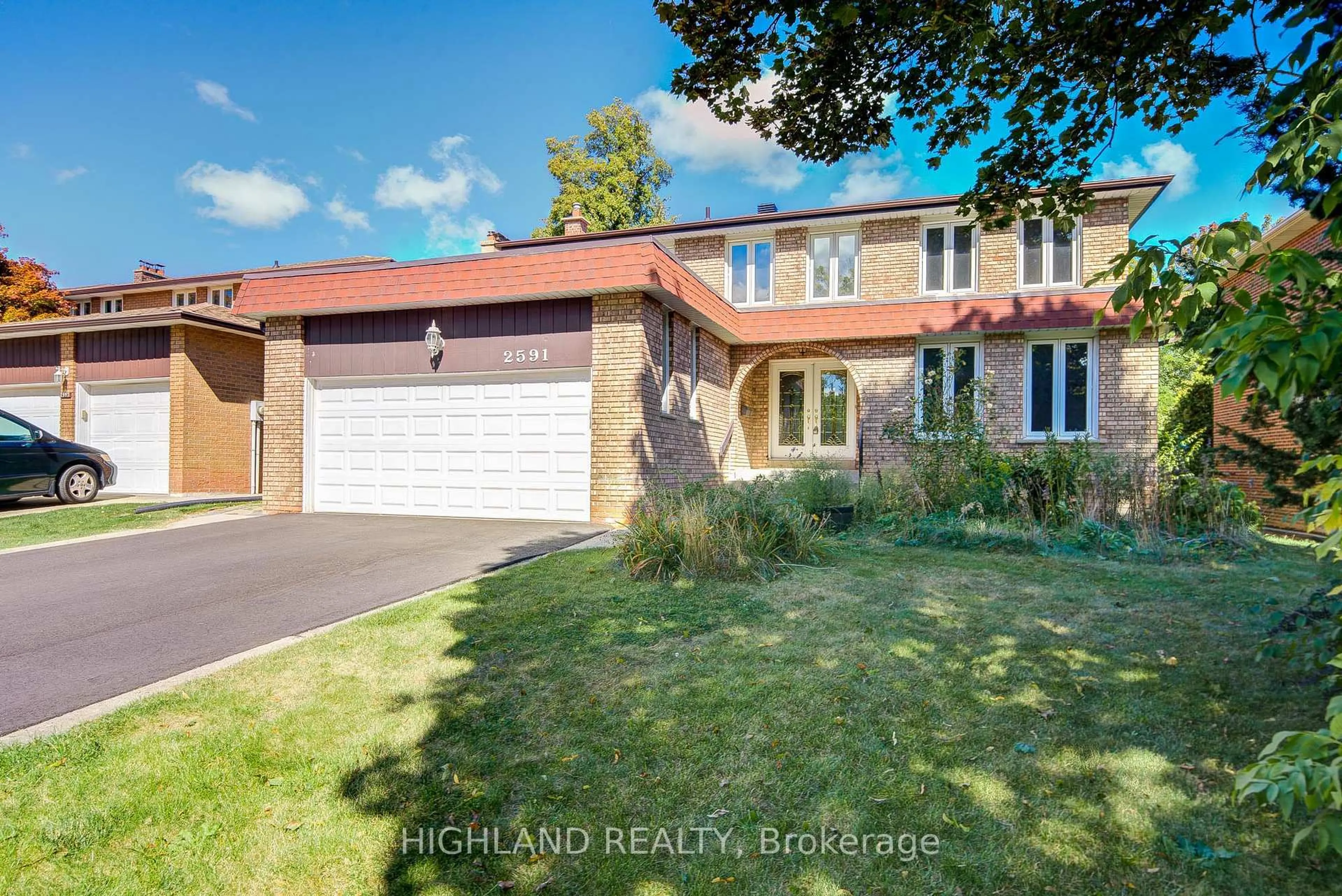 A pic from outside/outdoor area/front of a property/back of a property/a pic from drone, street for 2591 Robin Dr, Mississauga Ontario L5K 2G2
