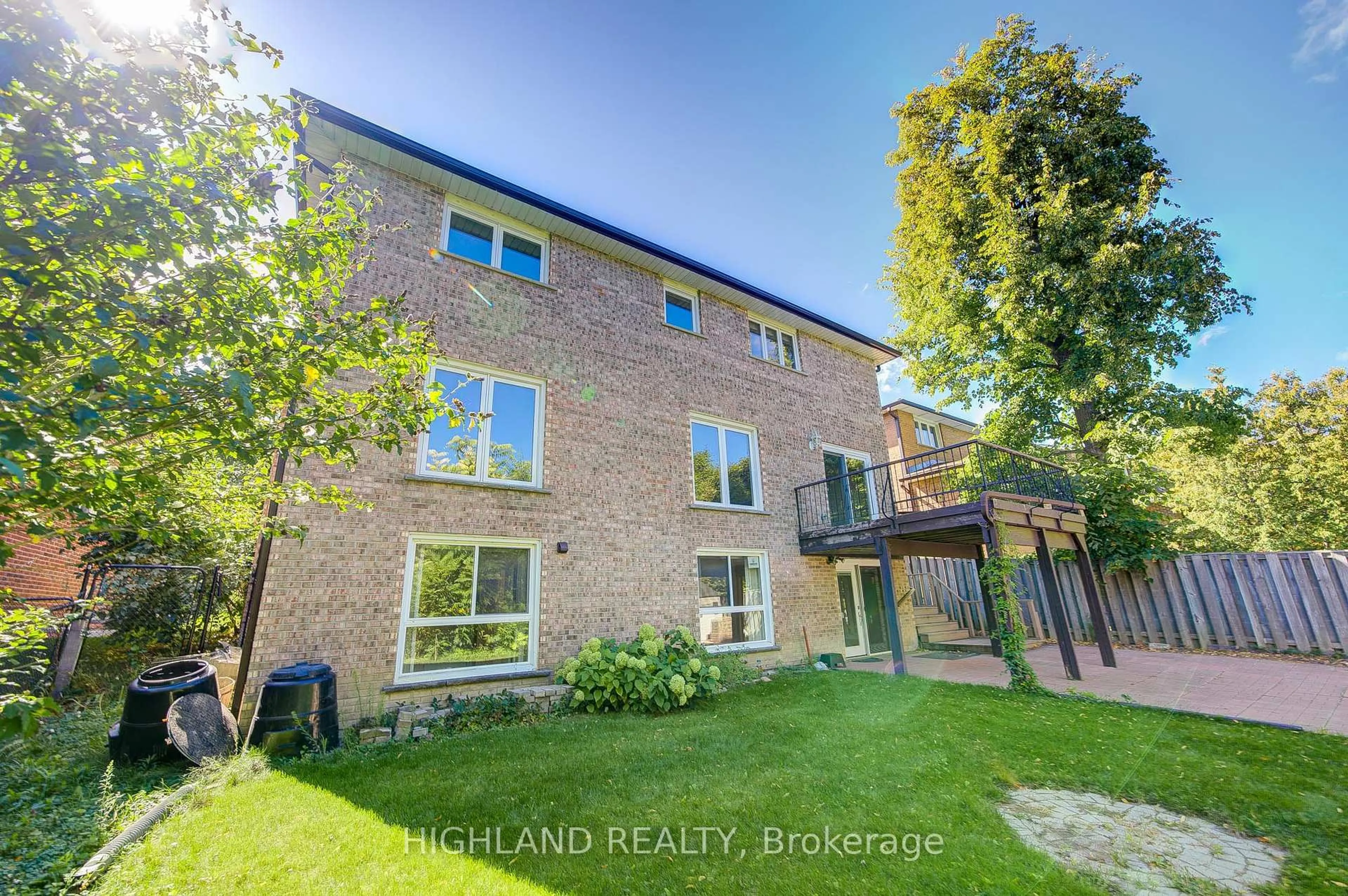 A pic from outside/outdoor area/front of a property/back of a property/a pic from drone, building for 2591 Robin Dr, Mississauga Ontario L5K 2G2