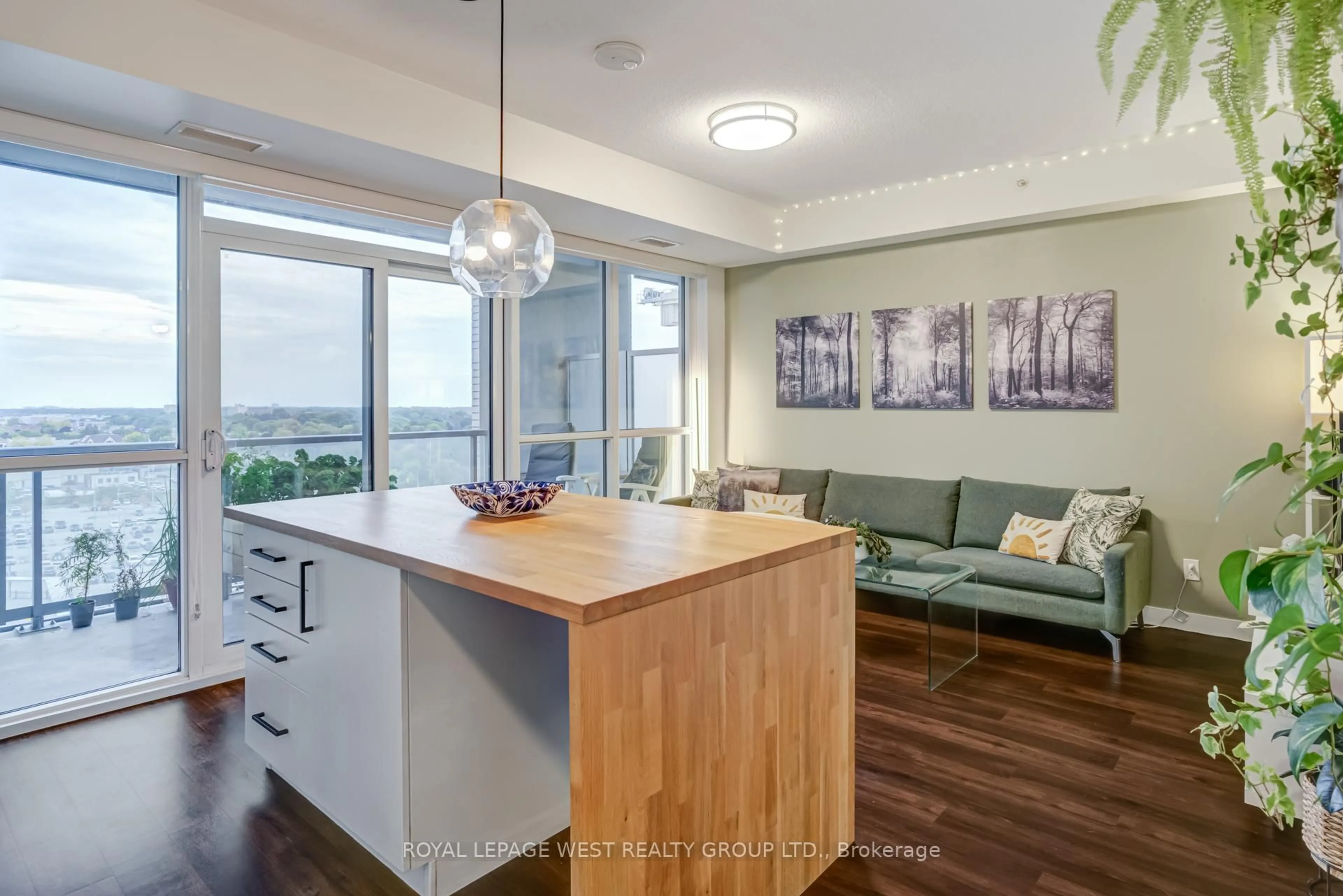 Open concept kitchen, wood/laminate floor for 2087 Fairview St #1002, Burlington Ontario L7R 0E5