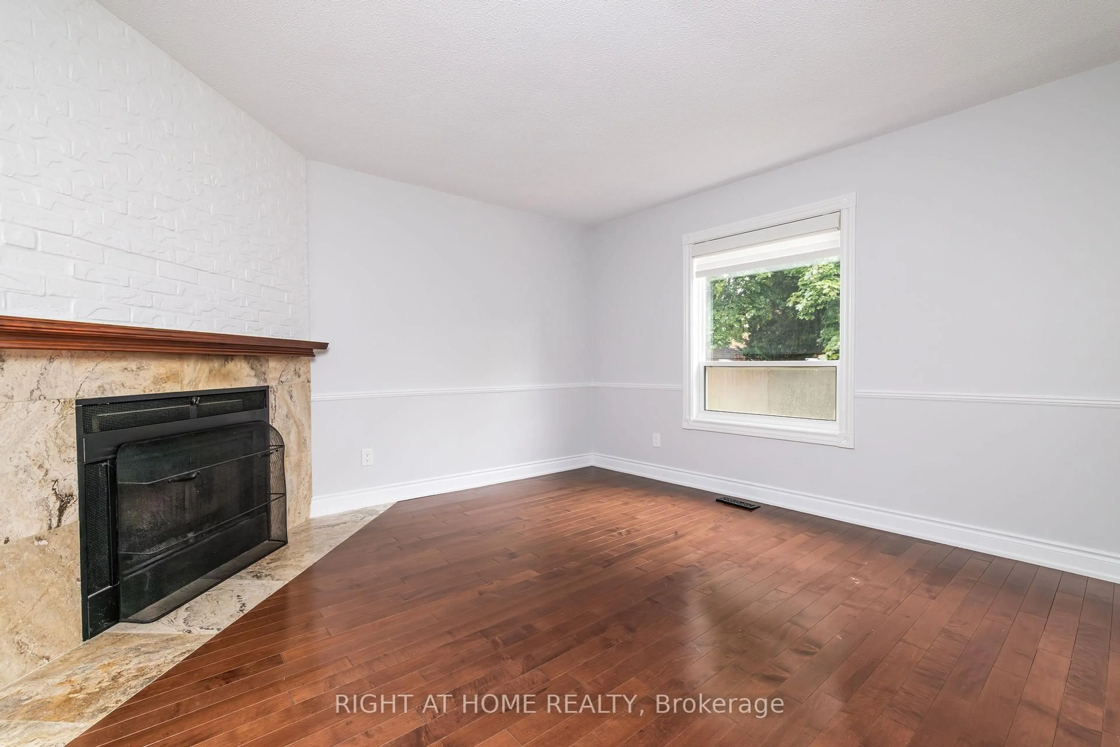 A pic of a room for 220 O'donoghue Ave, Oakville Ontario L6H 3W6