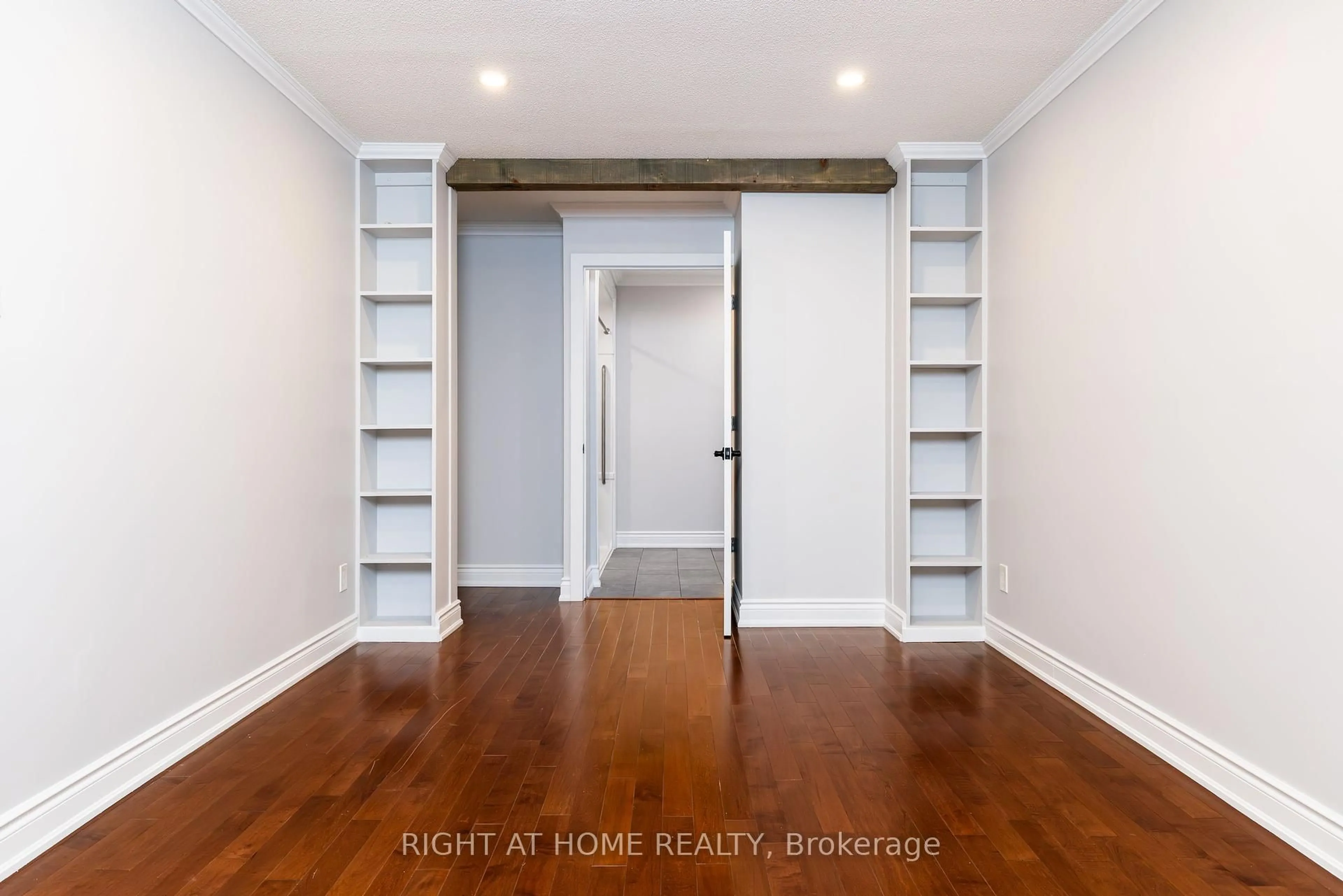 Indoor entryway for 220 O'donoghue Ave, Oakville Ontario L6H 3W6