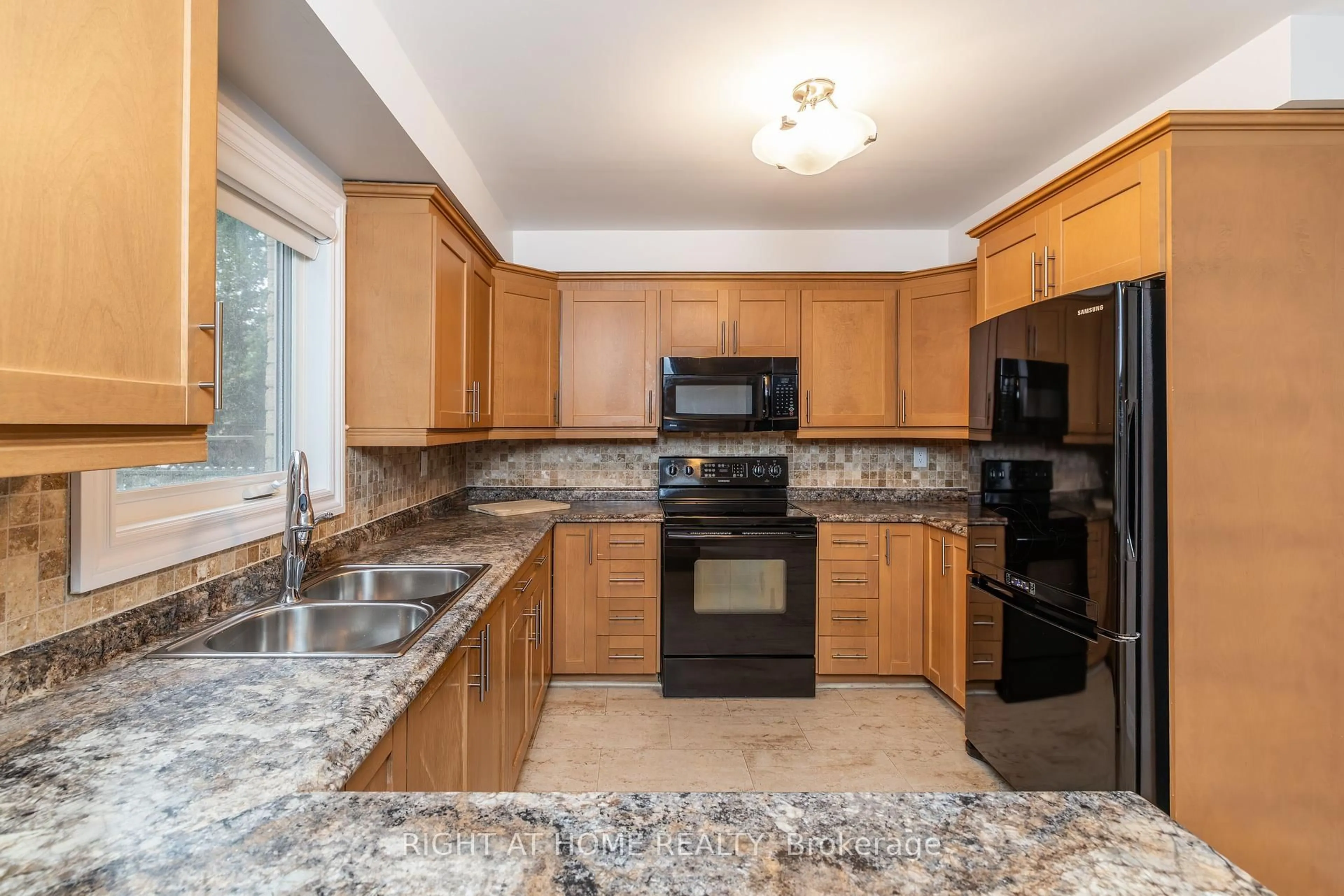 Standard kitchen, ceramic/tile floor for 220 O'donoghue Ave, Oakville Ontario L6H 3W6