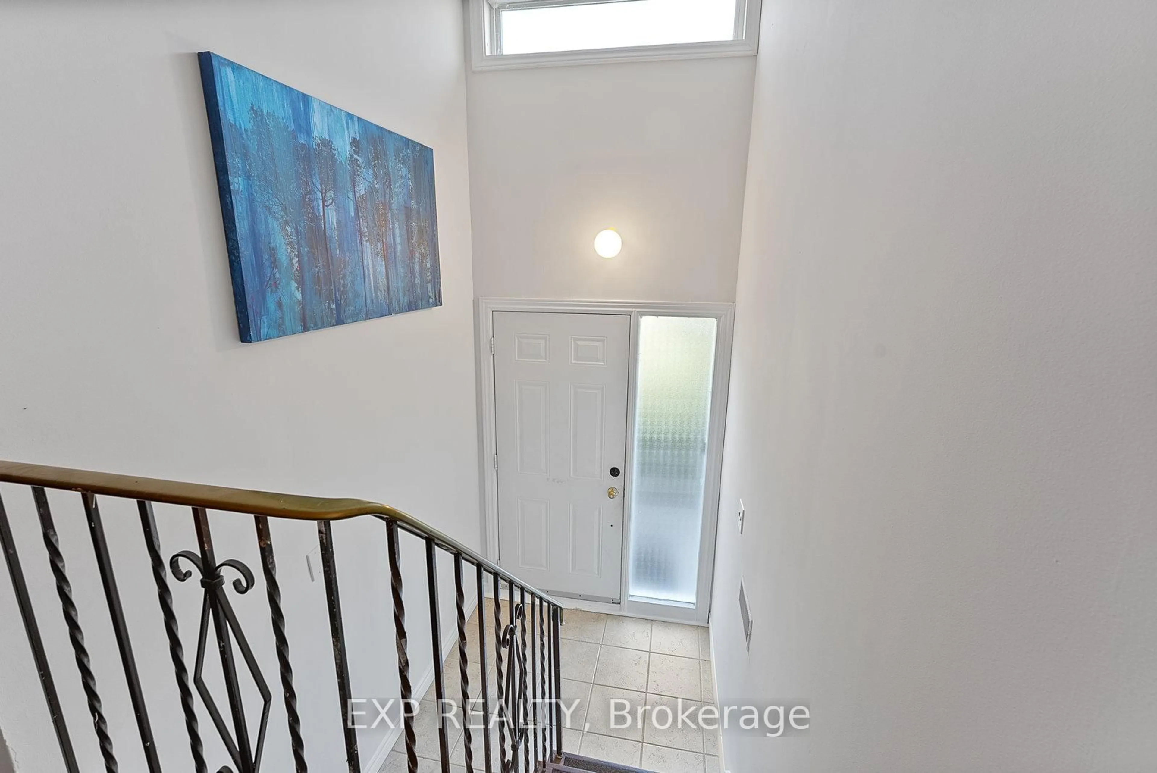 Indoor foyer for 160 Varsity Rd, Toronto Ontario M6S 4P3