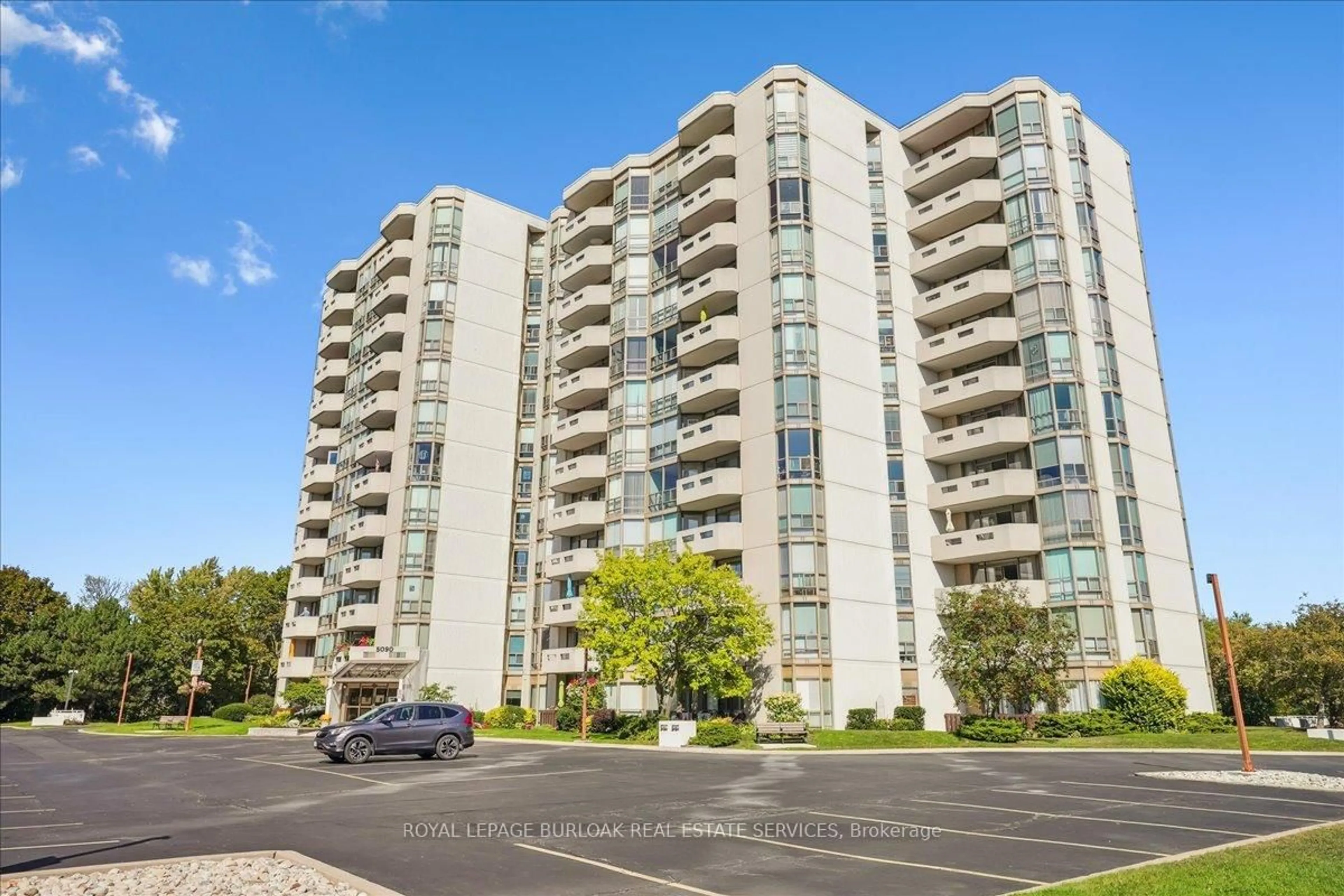 A pic from outside/outdoor area/front of a property/back of a property/a pic from drone, unknown for 5090 Pinedale Ave #1105, Burlington Ontario L7L 3V8