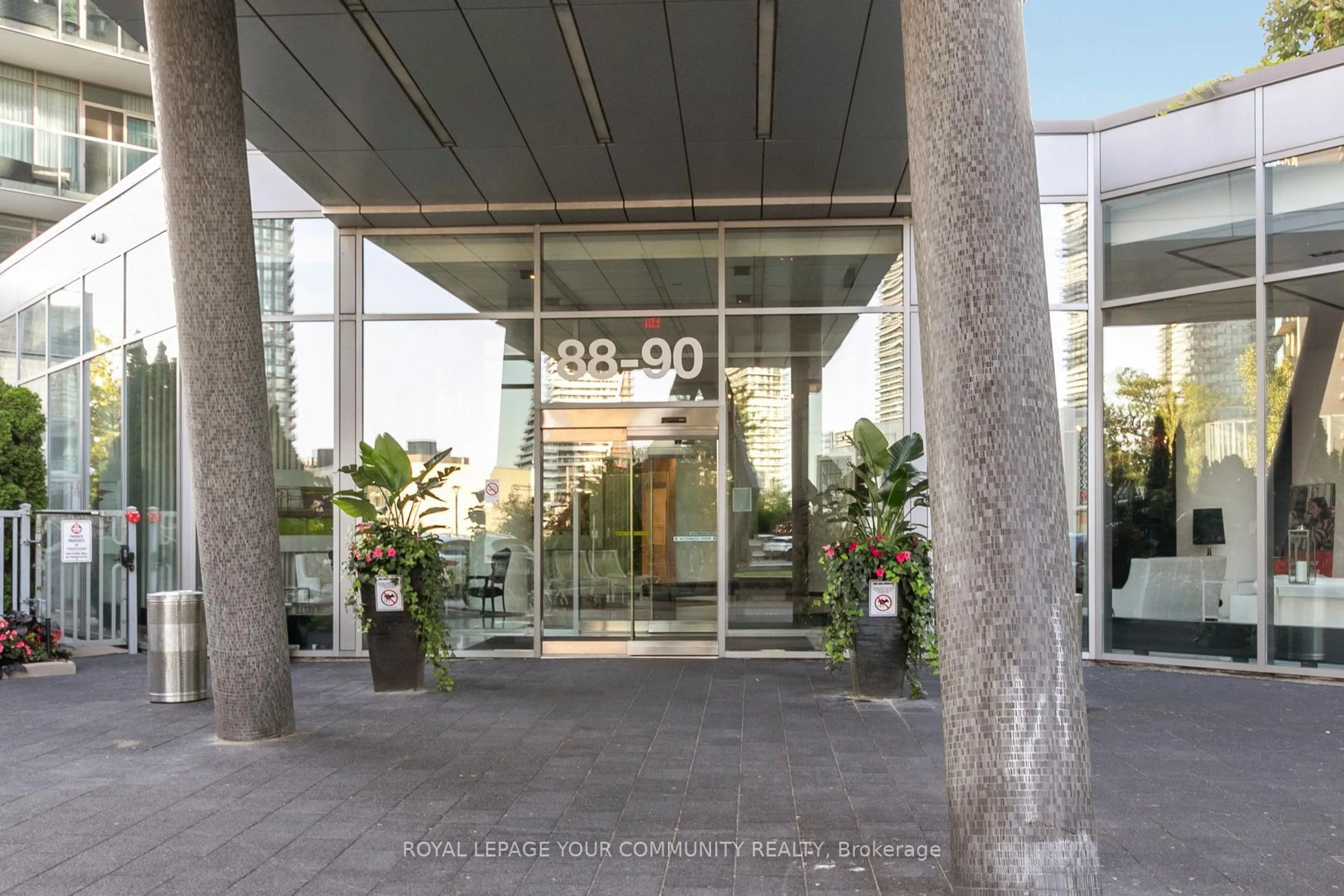 Indoor foyer for 88 Park Lawn Rd #2112, Toronto Ontario M8Y 0B6