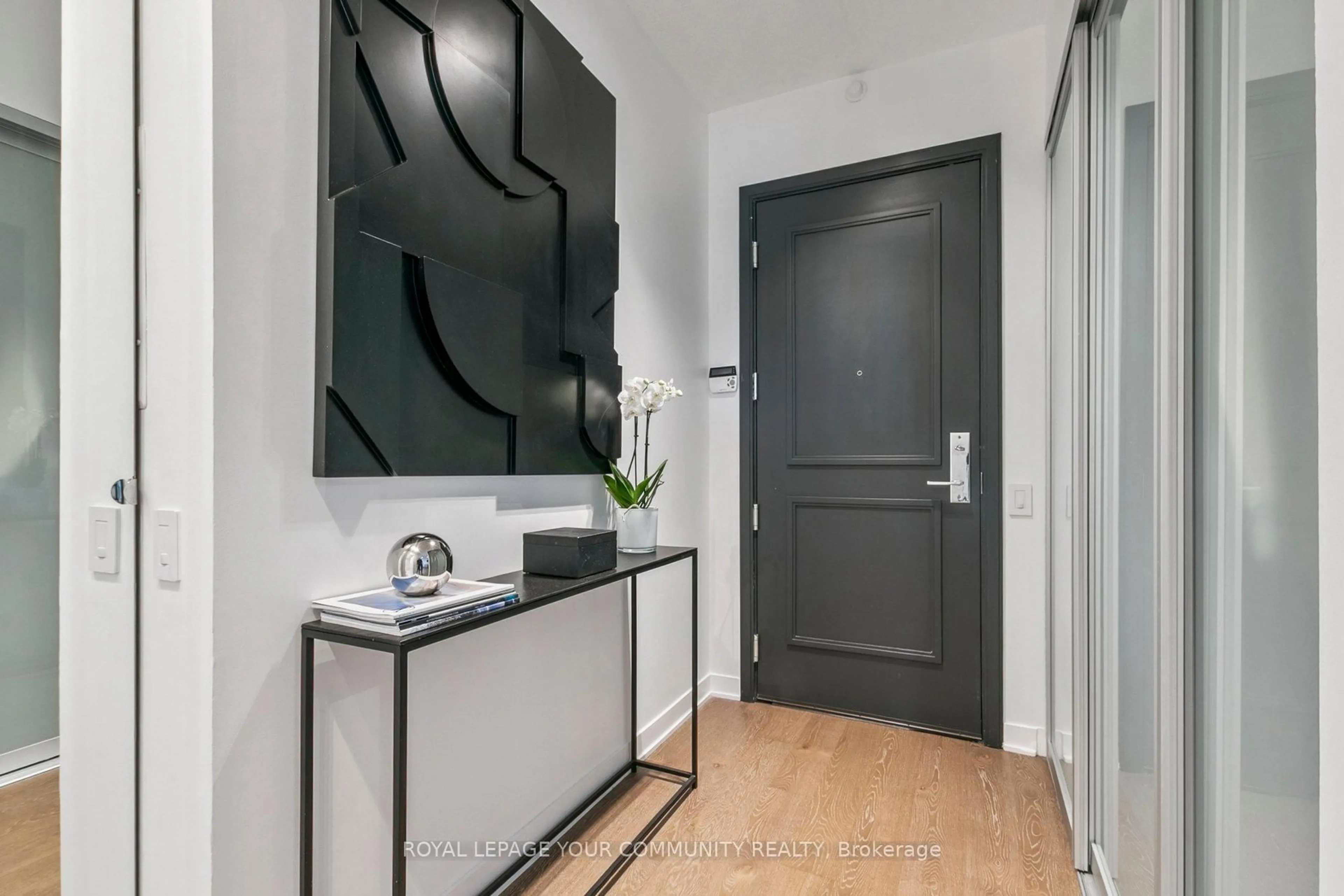 Indoor entryway for 88 Park Lawn Rd #2112, Toronto Ontario M8Y 0B6