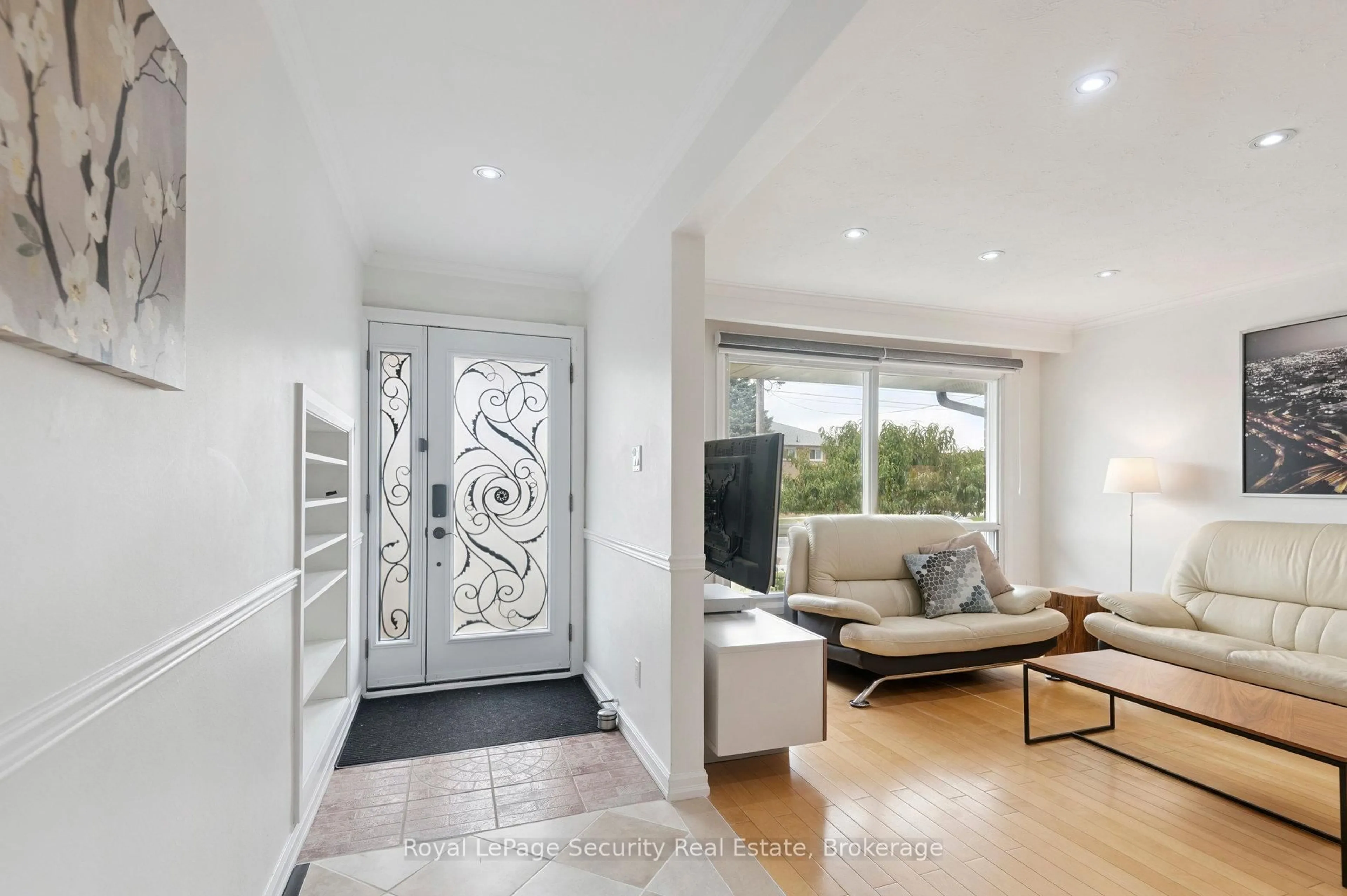Indoor entryway for 128 Sentinel Rd, Toronto Ontario M3J 1T2