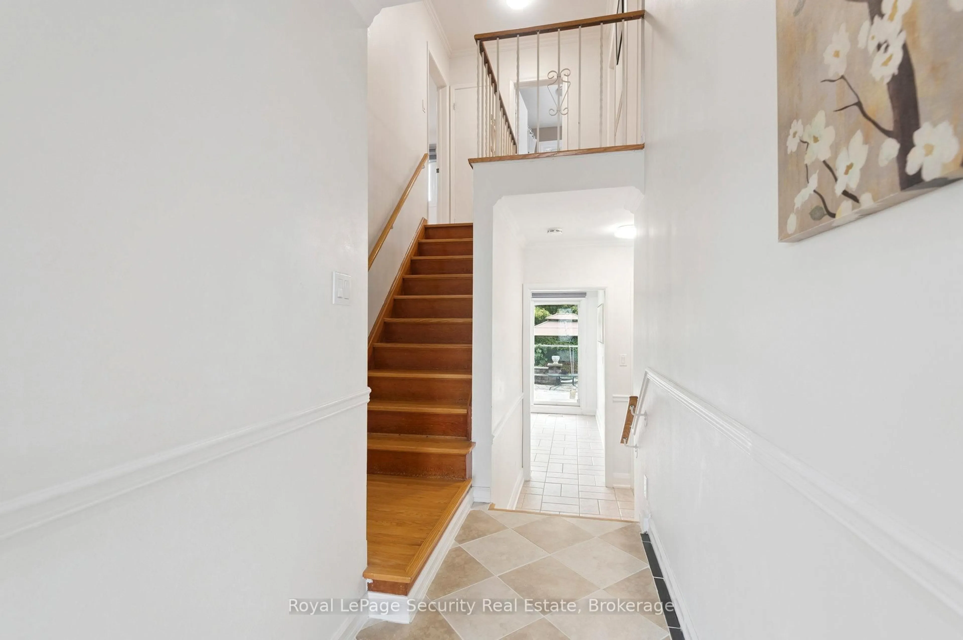 Indoor foyer for 128 Sentinel Rd, Toronto Ontario M3J 1T2