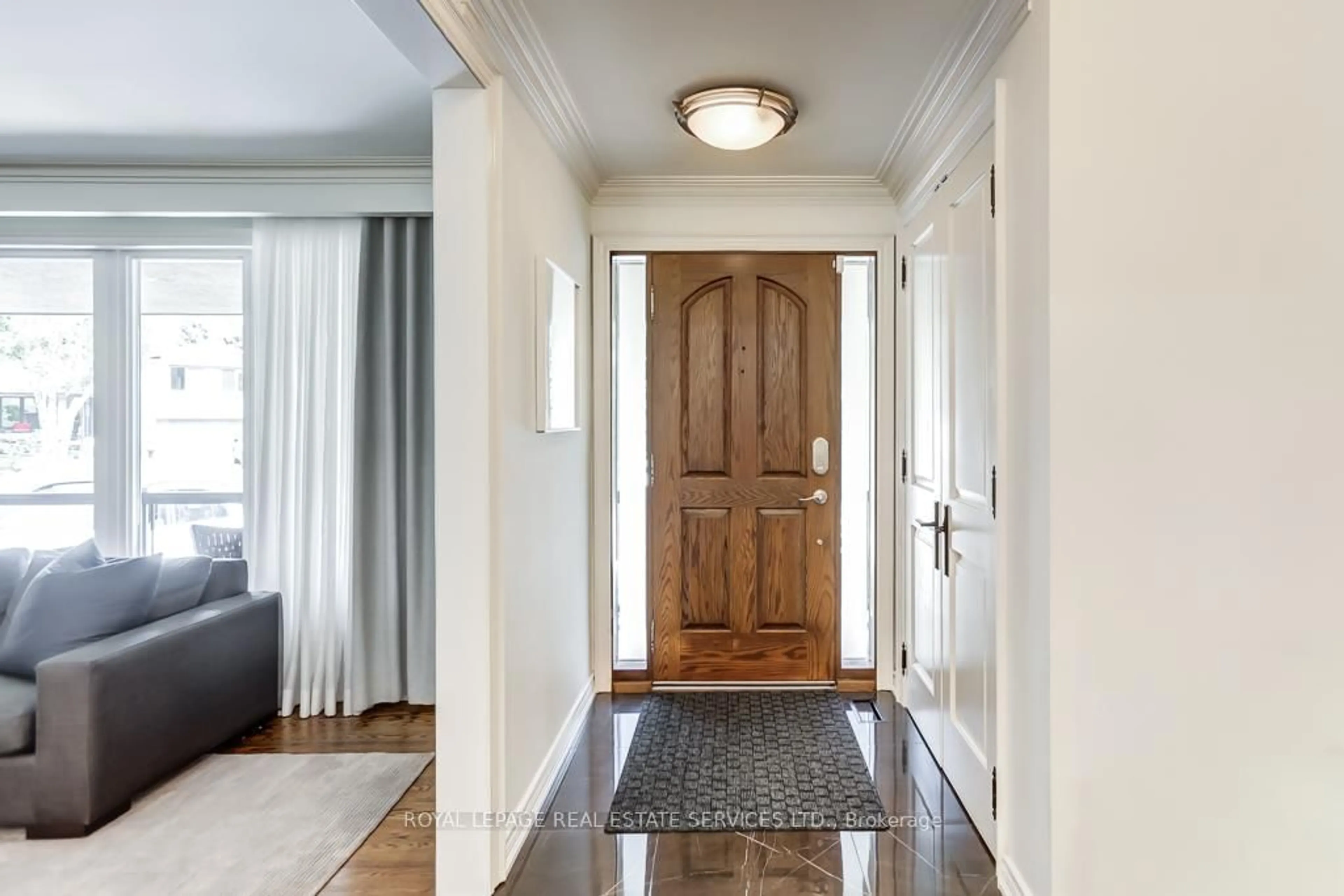 Indoor entryway for 6 Cadman Crt, Toronto Ontario M9A 4S7