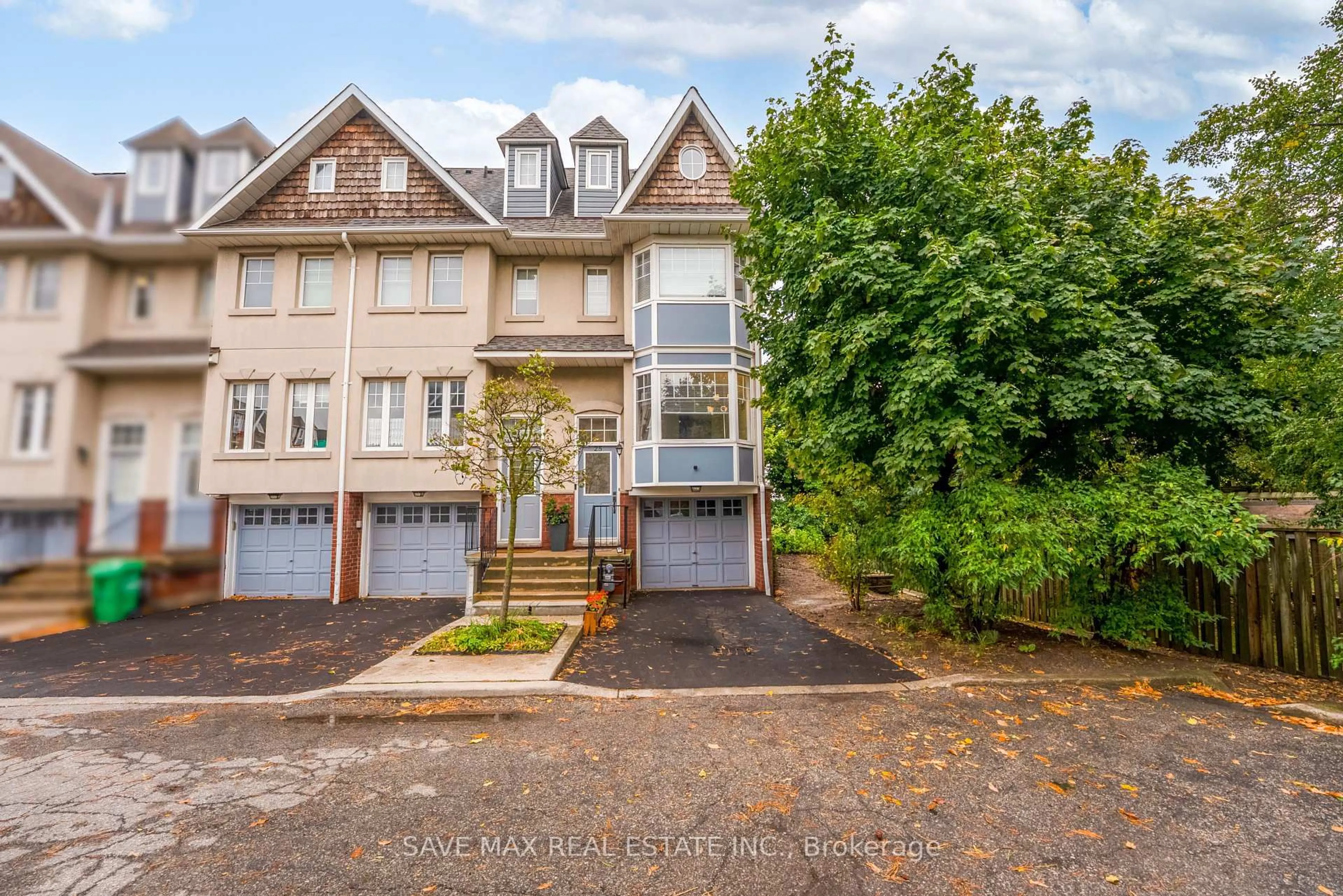 A pic from outside/outdoor area/front of a property/back of a property/a pic from drone, street for 840 Dundas St #25, Mississauga Ontario L5C 1C2