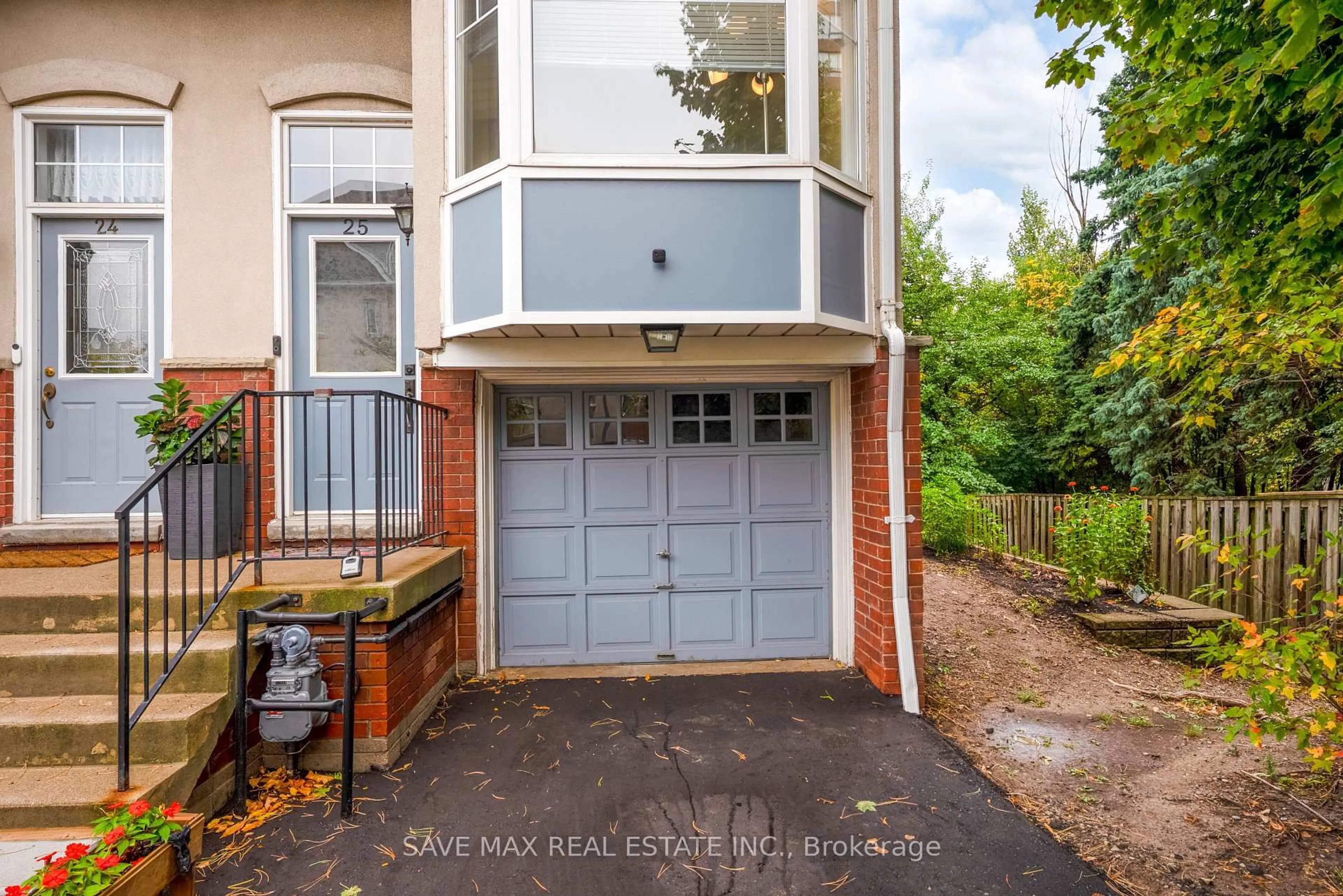 A pic from outside/outdoor area/front of a property/back of a property/a pic from drone, street for 840 Dundas St #25, Mississauga Ontario L5C 1C2