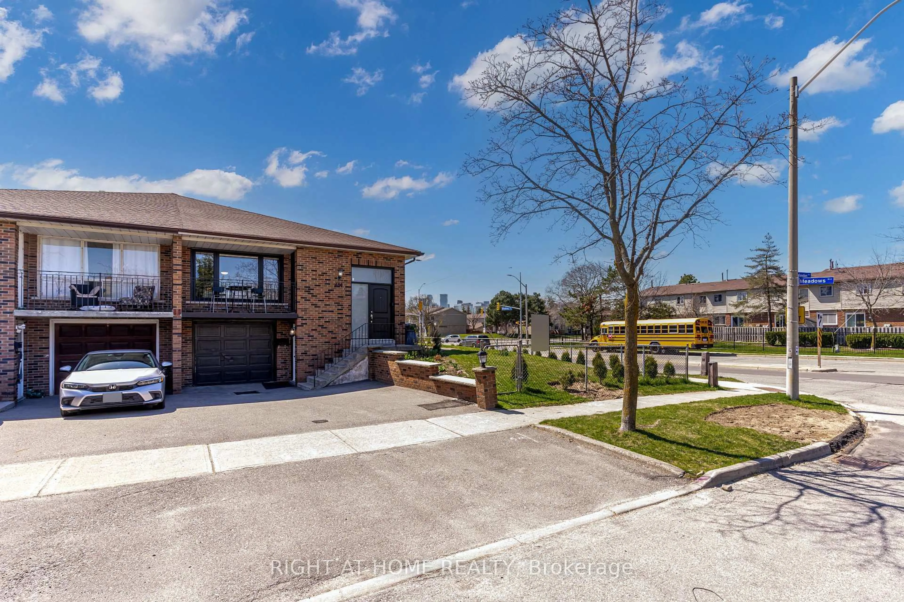 A pic from outside/outdoor area/front of a property/back of a property/a pic from drone, street for 484 Kelvedon Mews, Mississauga Ontario L4Z 1G4