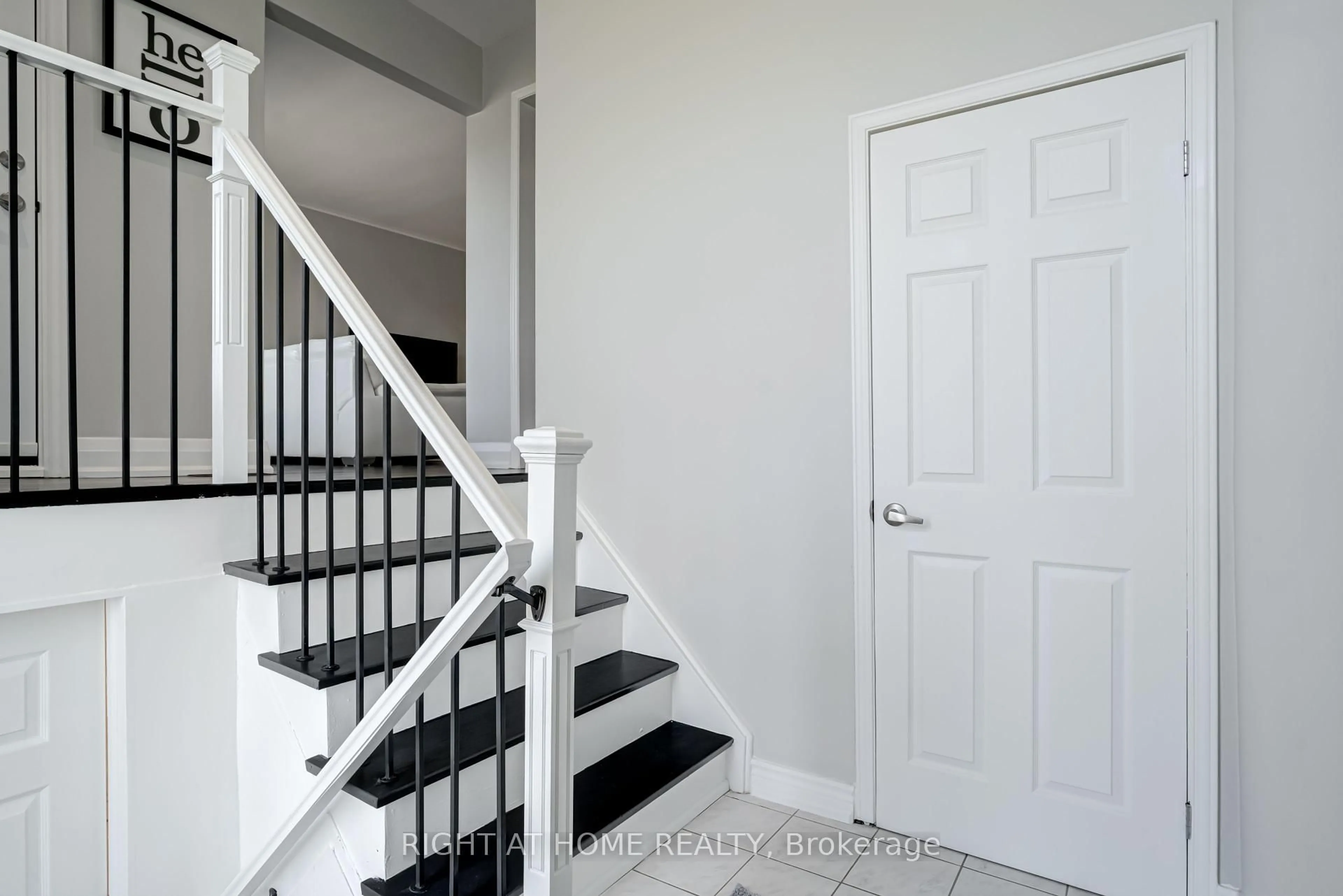 Unknown for 484 Kelvedon Mews, Mississauga Ontario L4Z 1G4