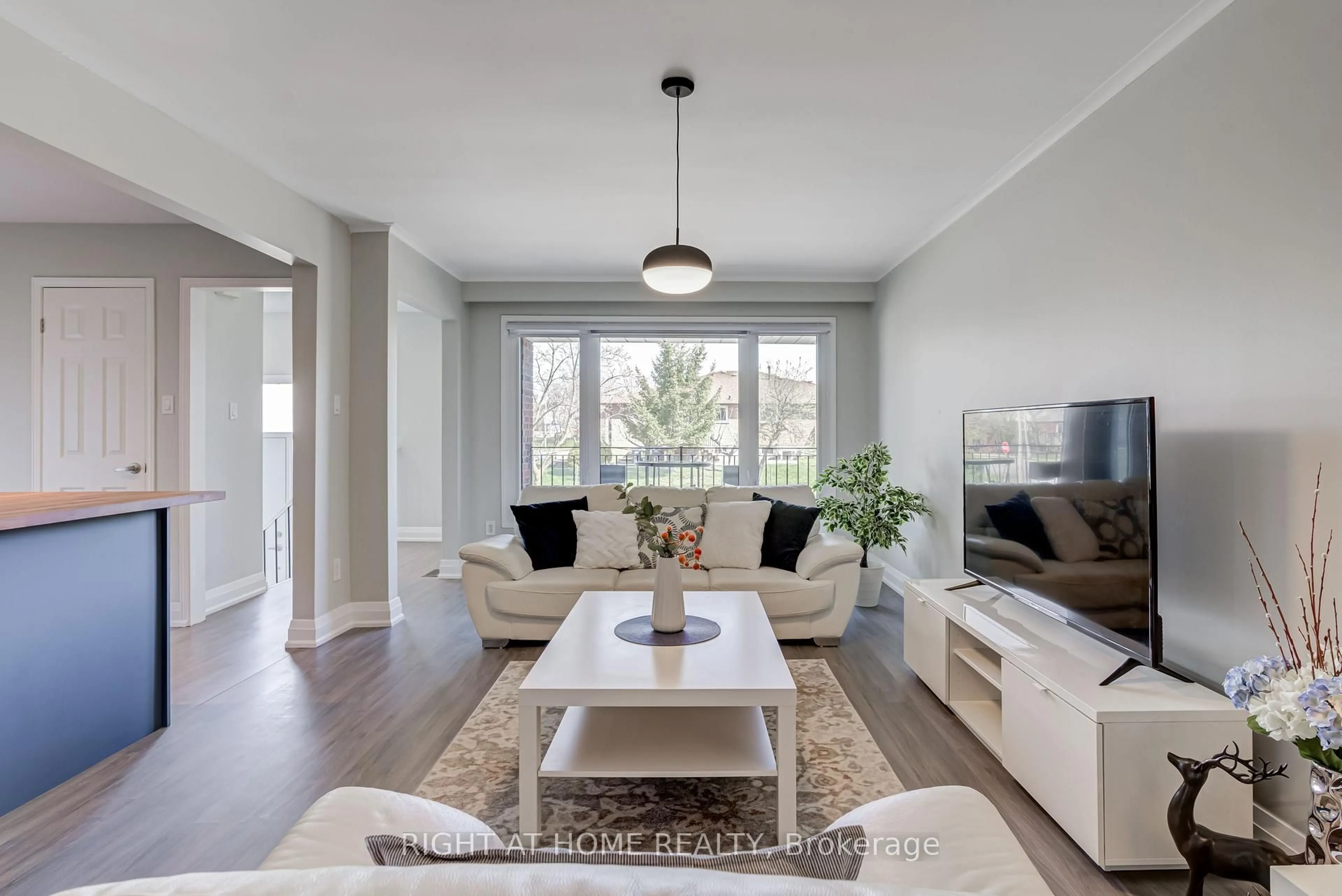 Living room with furniture, wood/laminate floor for 484 Kelvedon Mews, Mississauga Ontario L4Z 1G4