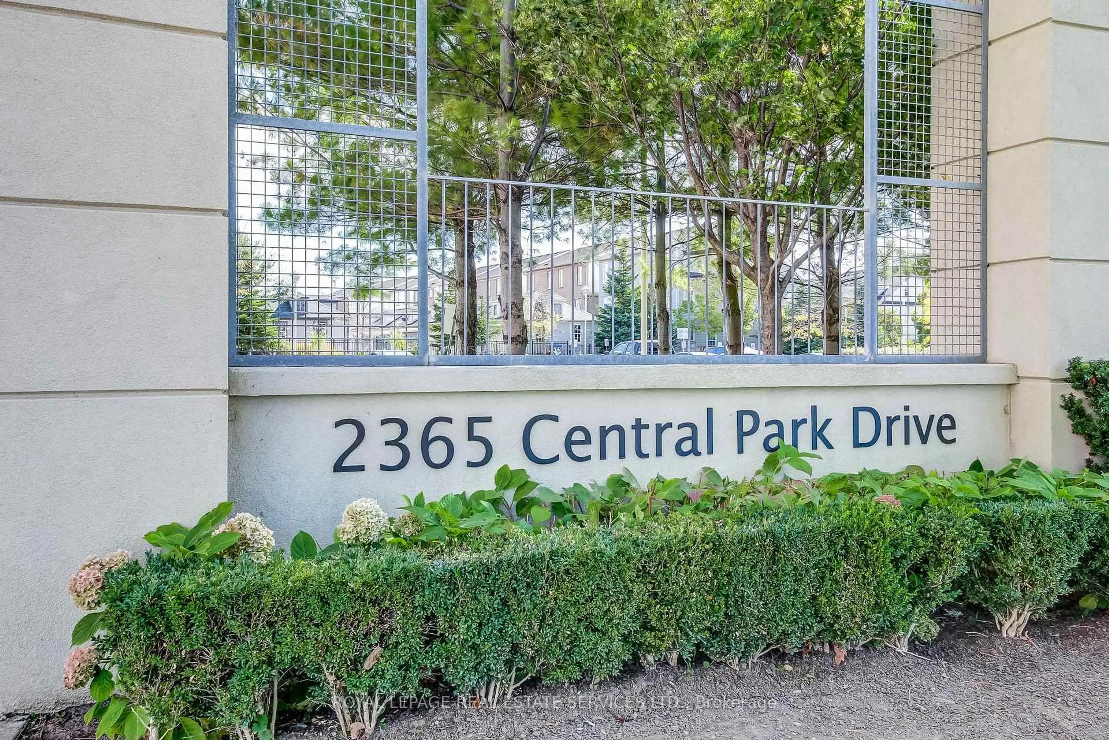 Indoor foyer for 2365 Central Park Dr #702, Oakville Ontario L6H 0C7