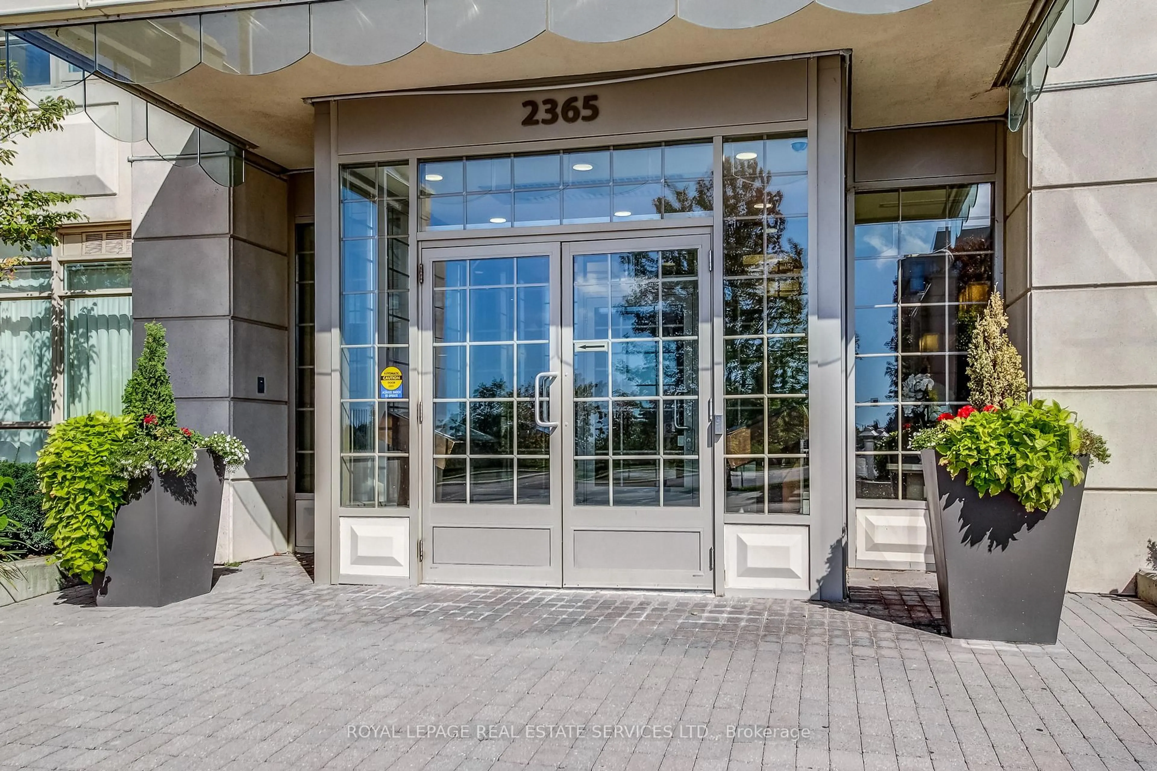 Indoor foyer for 2365 Central Park Dr #702, Oakville Ontario L6H 0C7