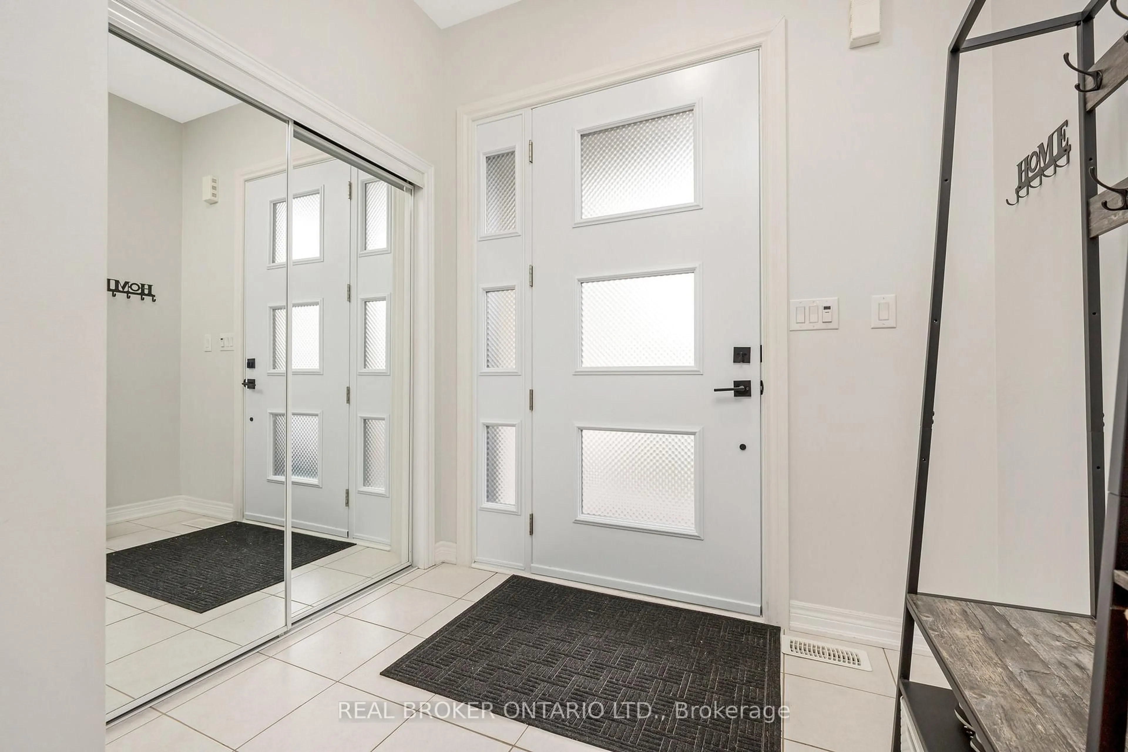 Indoor entryway for 41 Diamond Leaf Lane, Halton Hills Ontario L7G 0G7