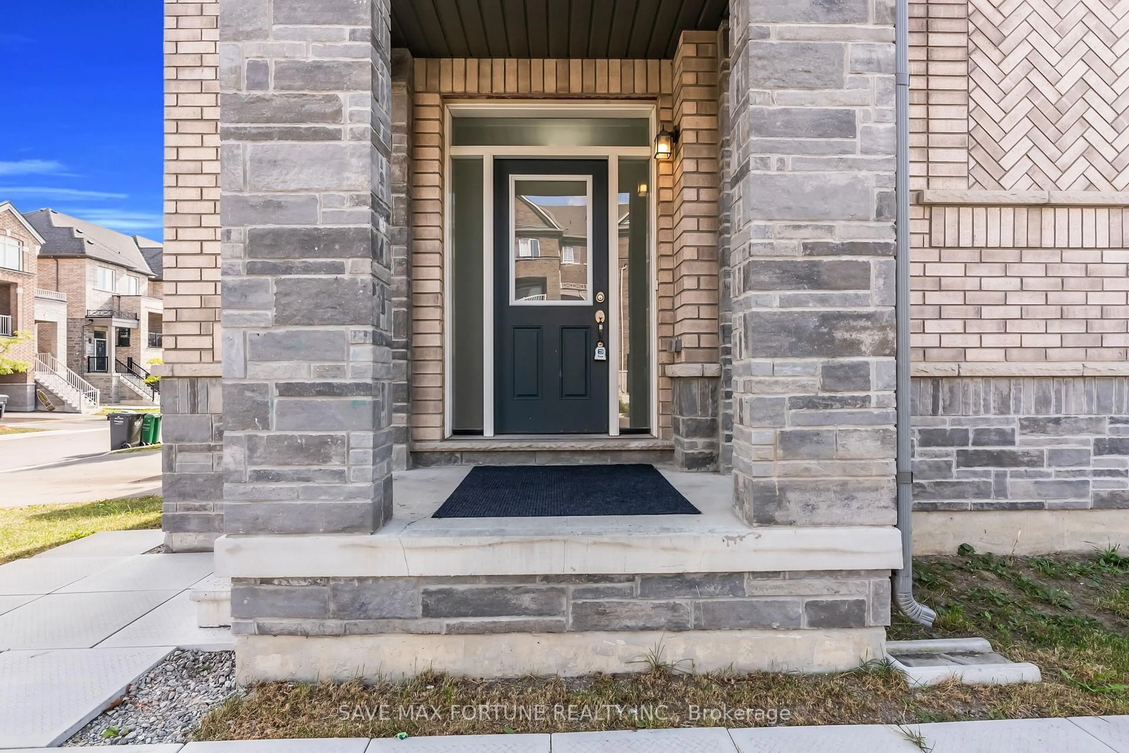 Indoor entryway for 28 Gemma Pl, Brampton Ontario L6Z 1X9