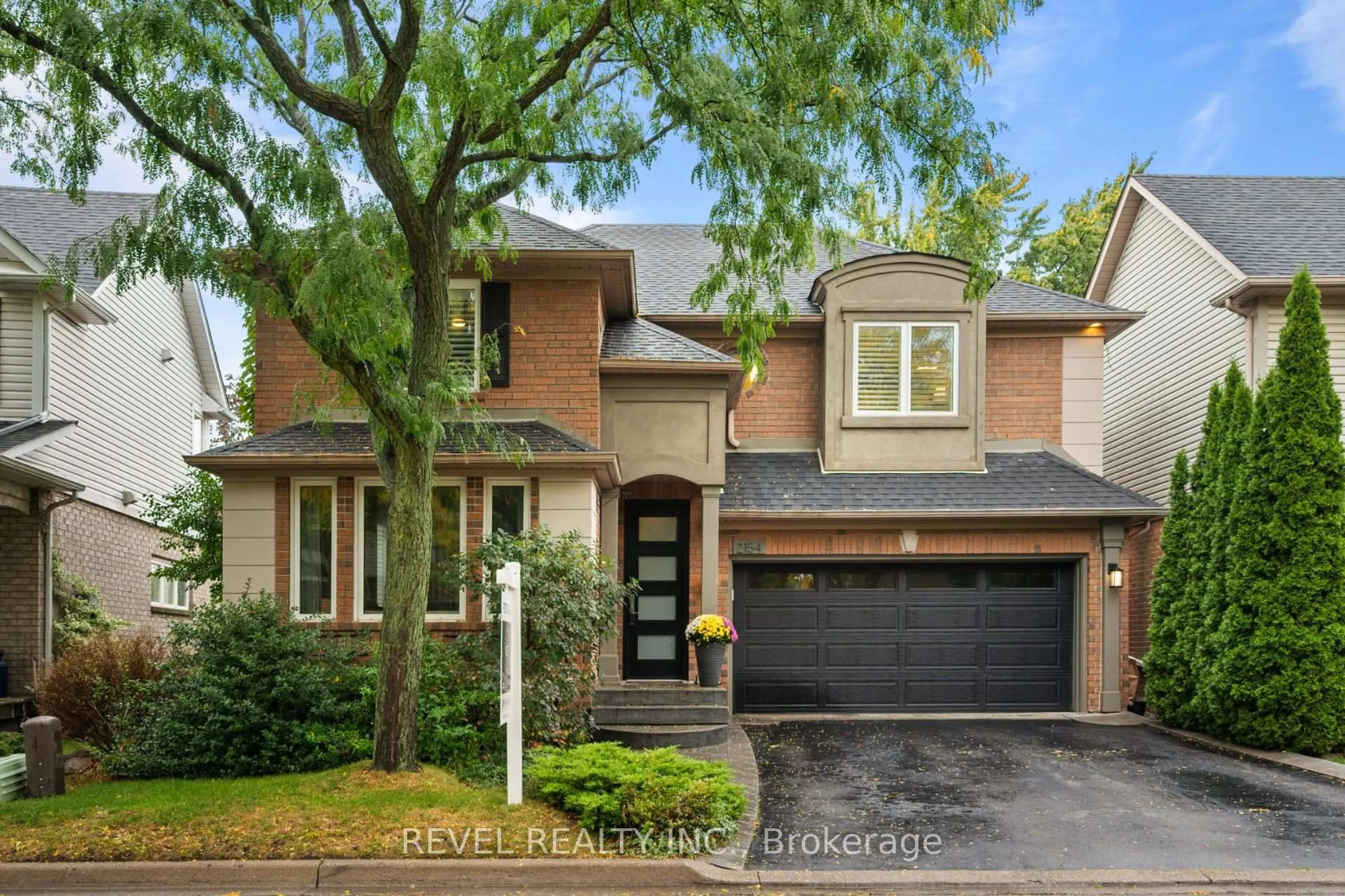 Home with brick exterior material, street for 2154 Woodglen Cres, Burlington Ontario L7L 6G9