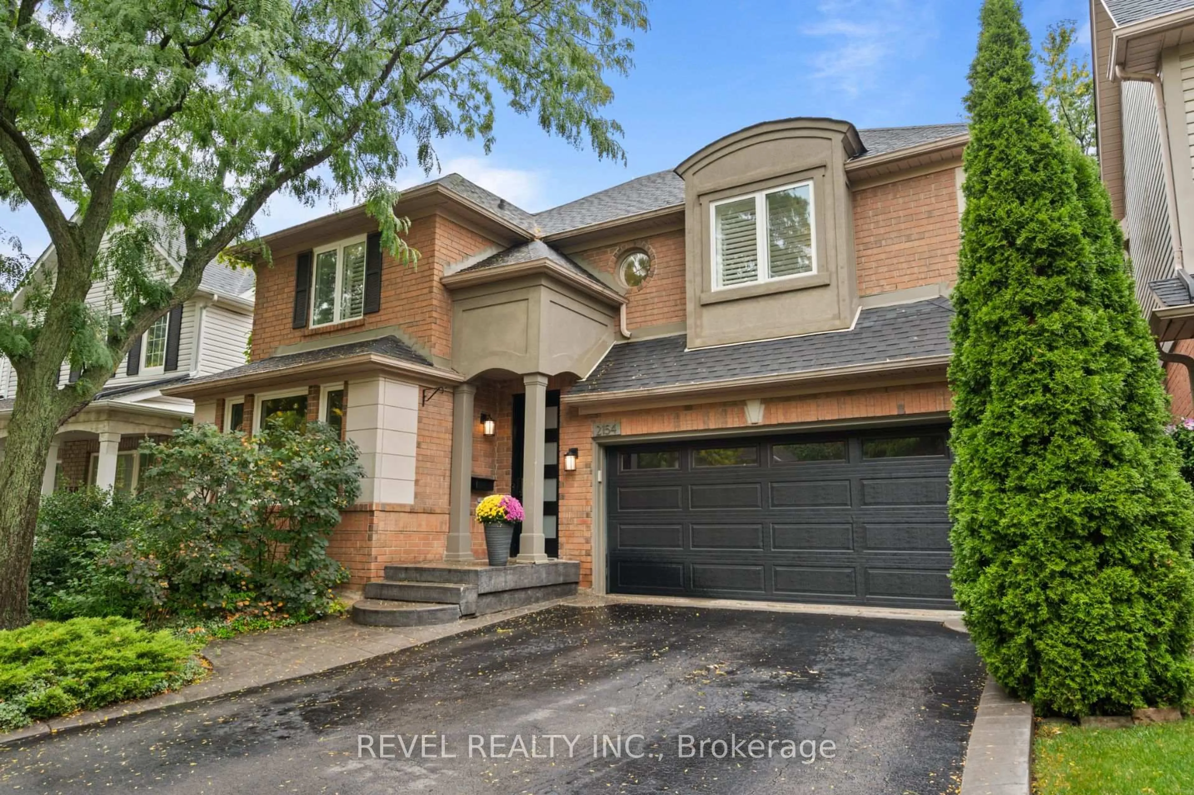 Home with brick exterior material, street for 2154 Woodglen Cres, Burlington Ontario L7L 6G9
