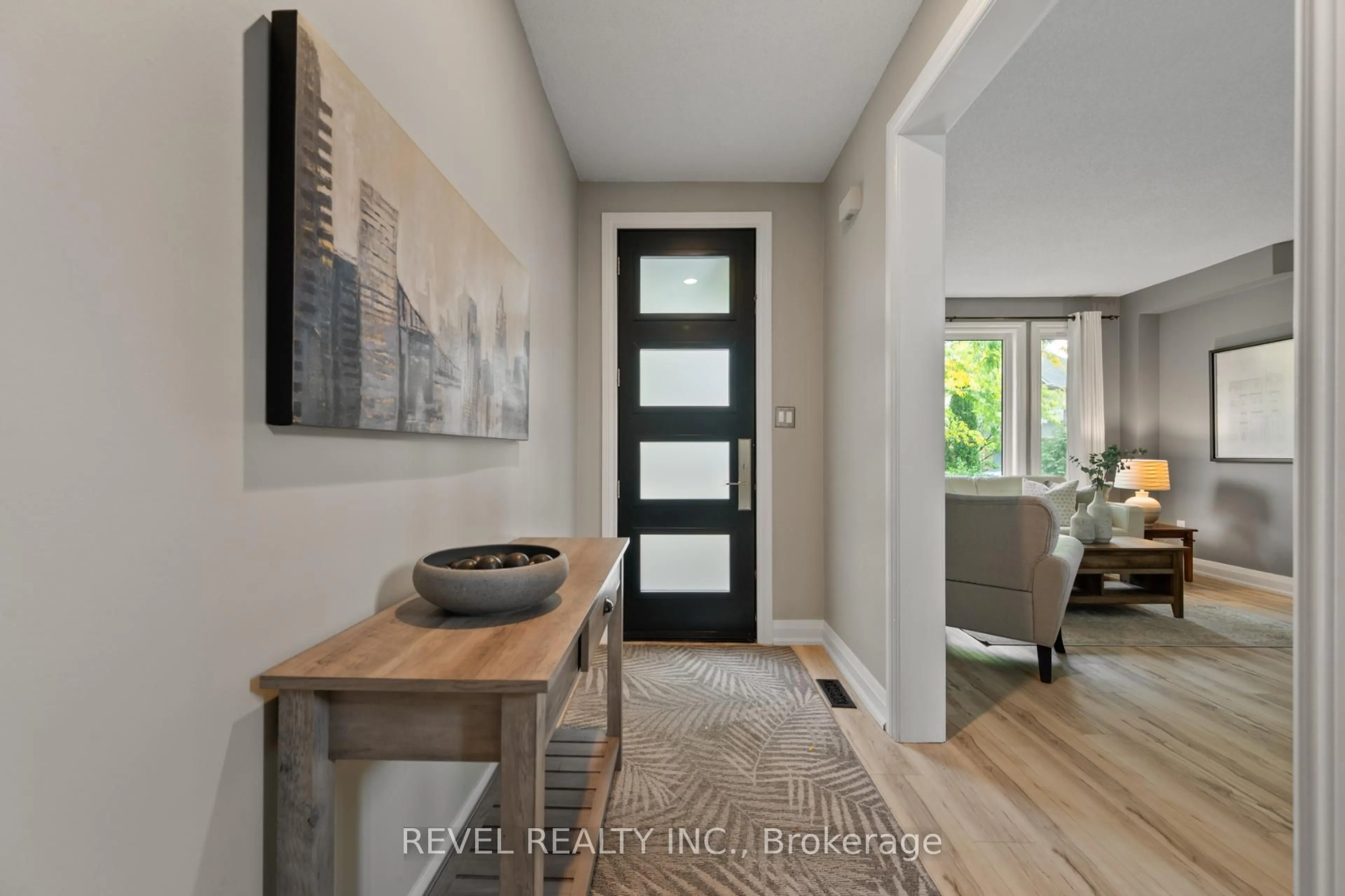 Indoor entryway for 2154 Woodglen Cres, Burlington Ontario L7L 6G9