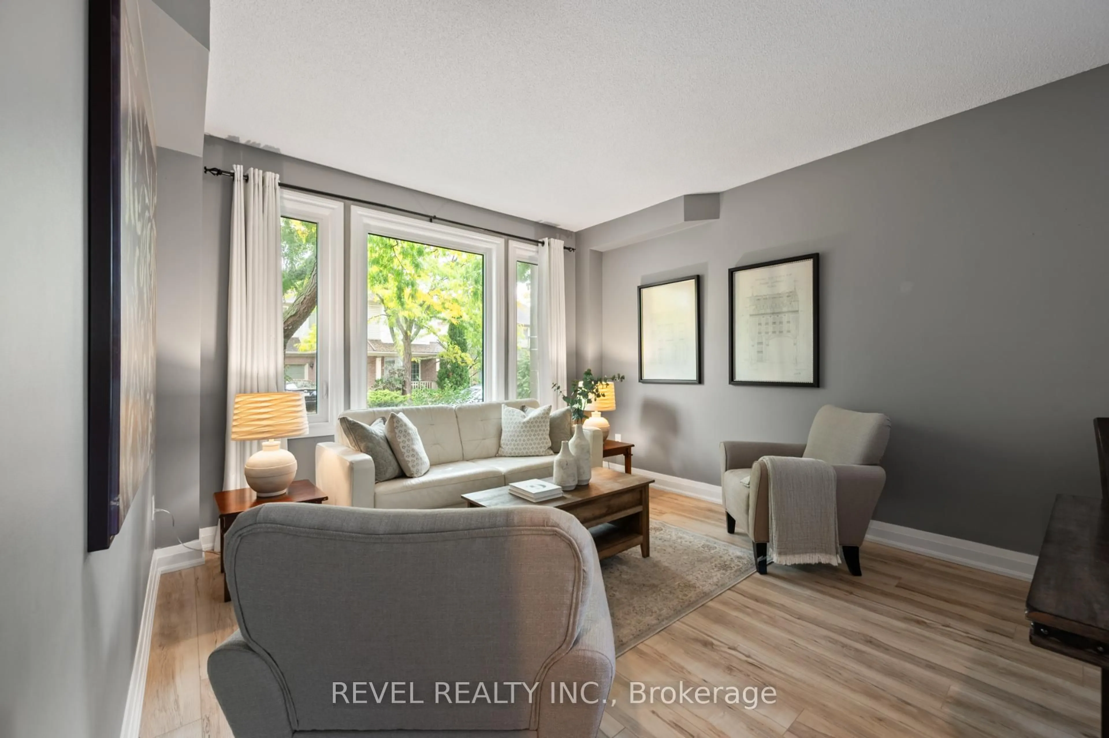 Living room with furniture, unknown for 2154 Woodglen Cres, Burlington Ontario L7L 6G9