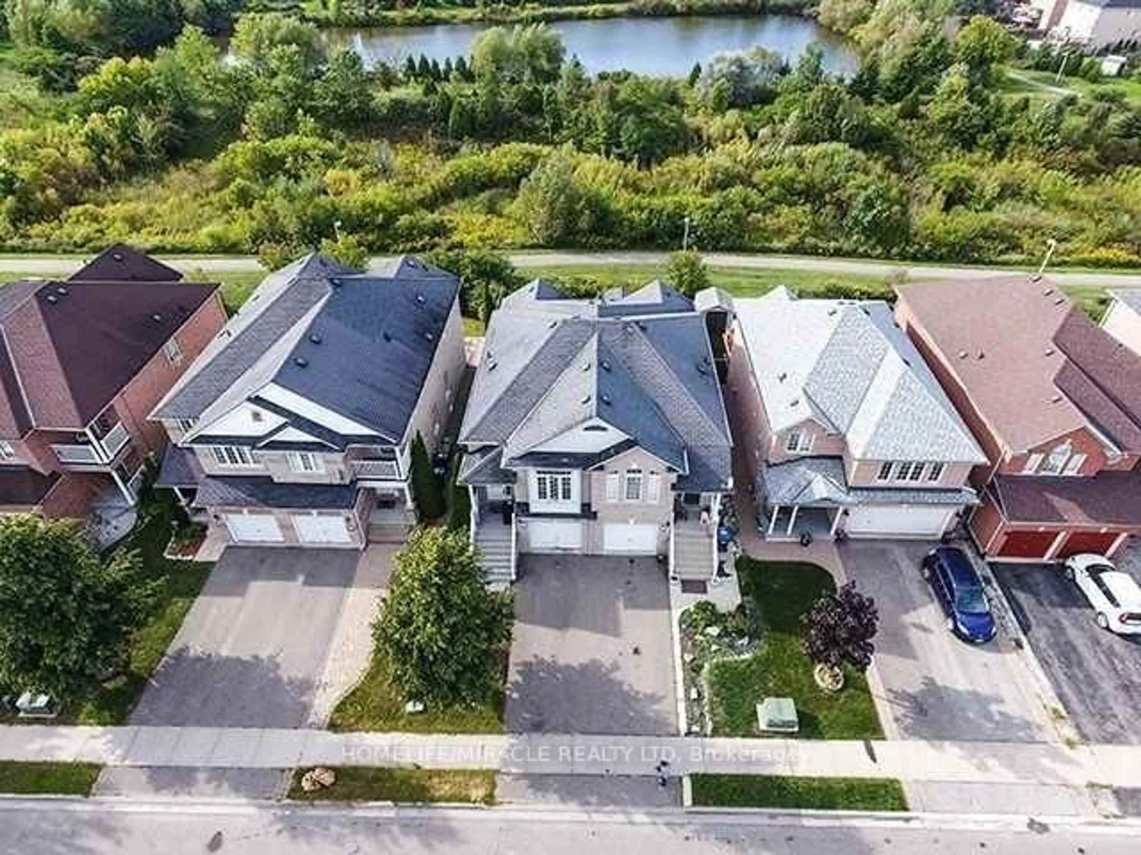 A pic from outside/outdoor area/front of a property/back of a property/a pic from drone, street for 120 River Rock Cres, Brampton Ontario L7A 2W4