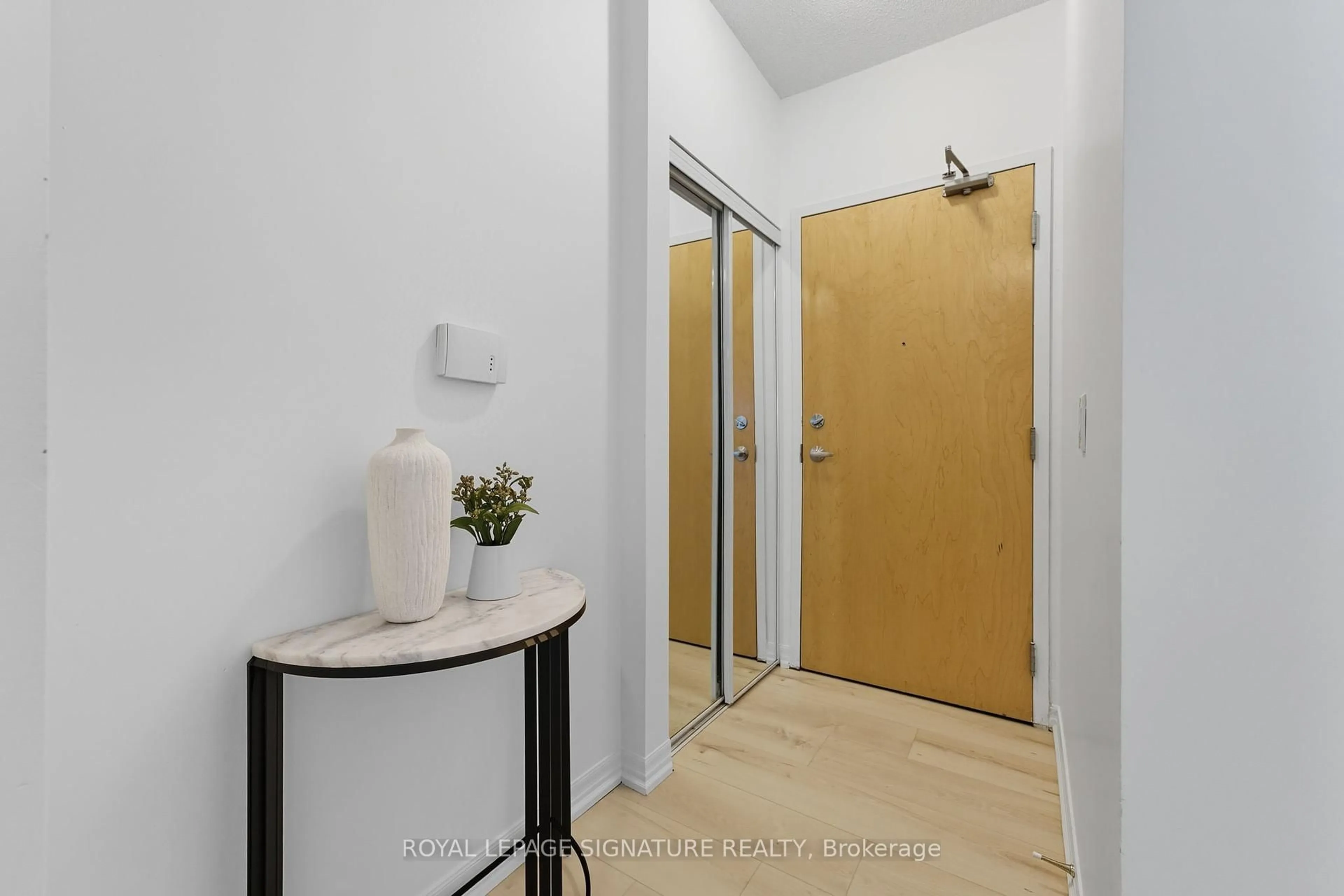 Indoor entryway for 220 Burnhamthorpe Rd #2702, Mississauga Ontario L5B 4N4