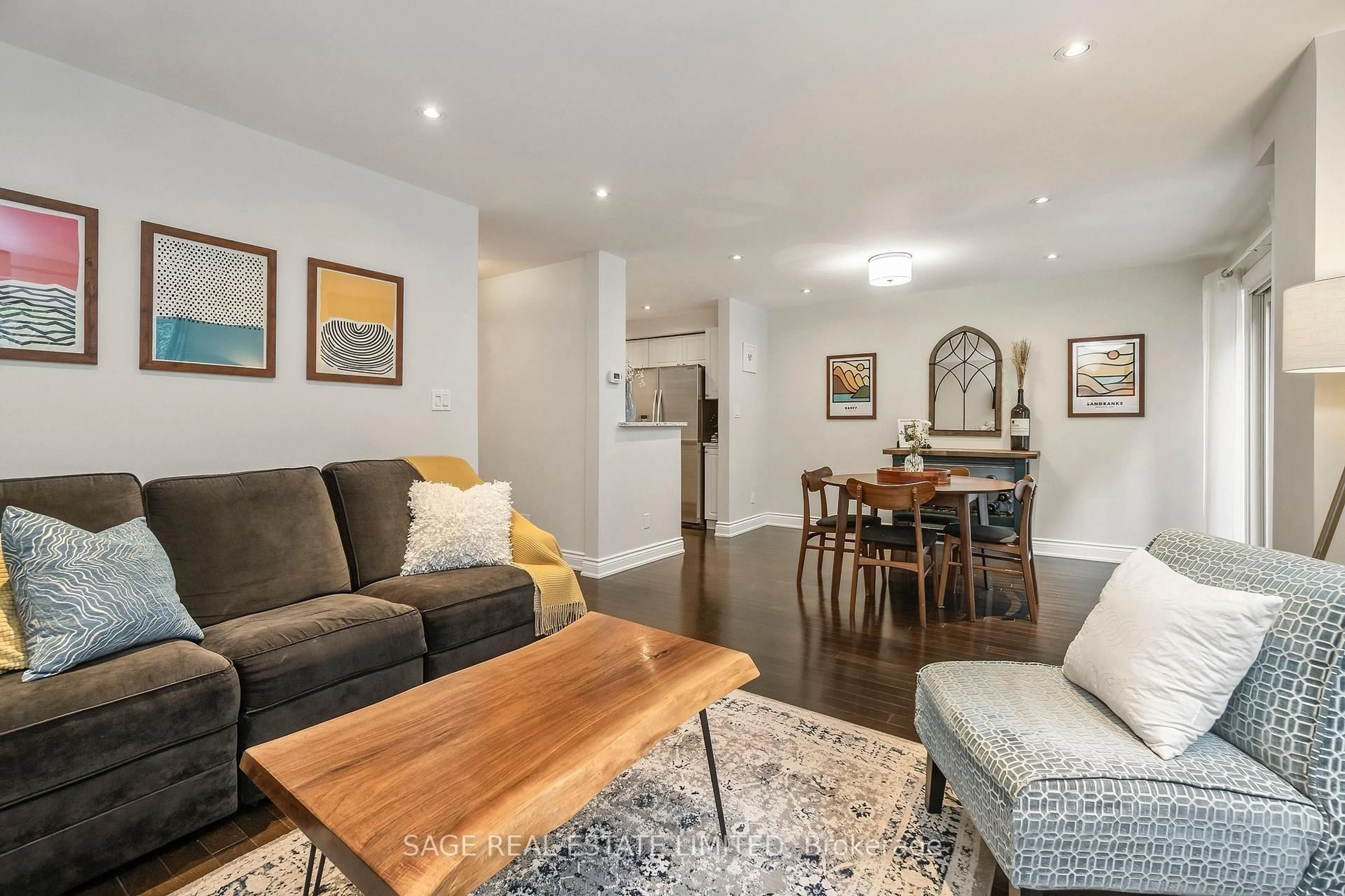 Living room with furniture, wood/laminate floor for 3308 The Credit Woodlands #16, Mississauga Ontario L5C 2J8