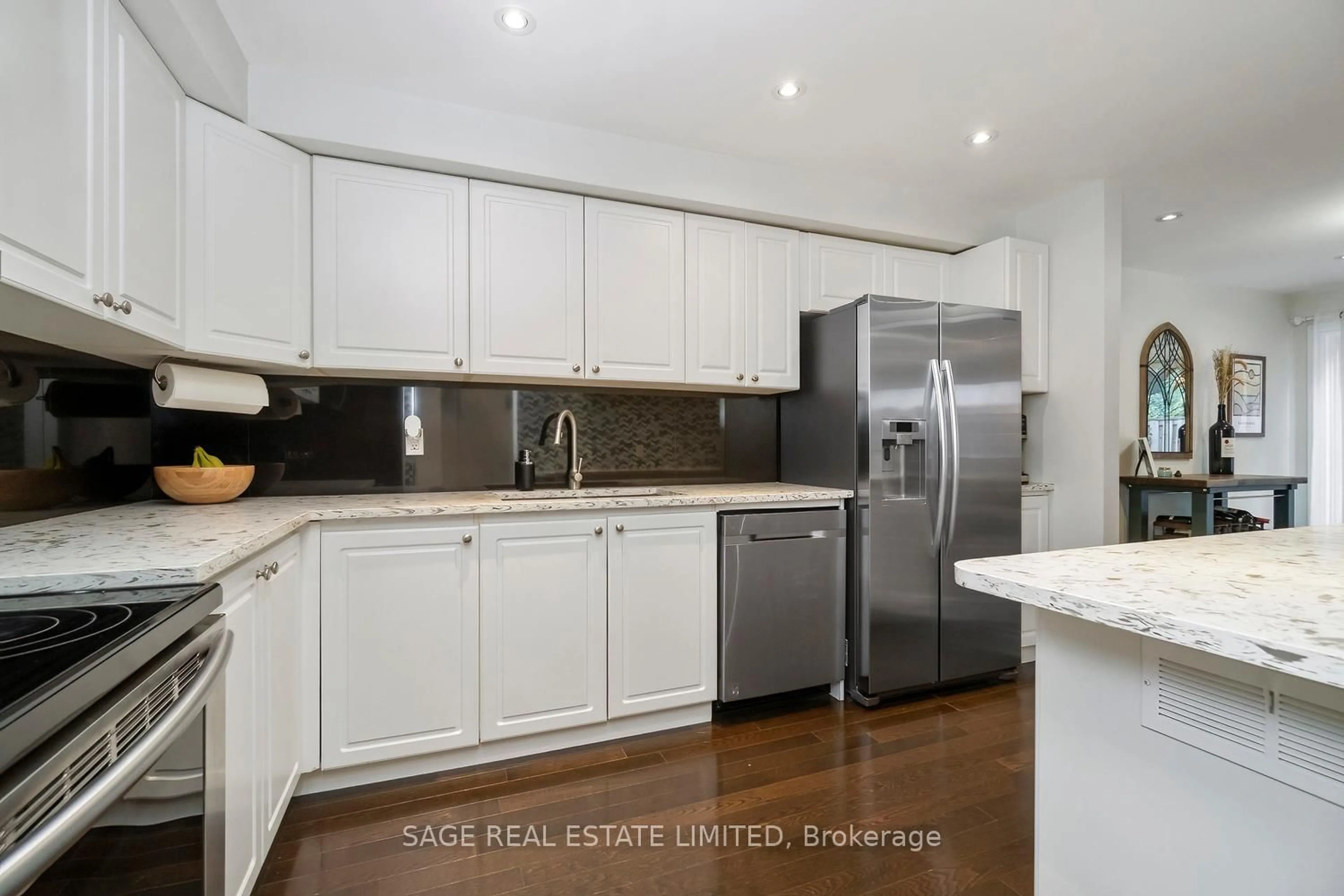 Open concept kitchen, wood/laminate floor for 3308 The Credit Woodlands #16, Mississauga Ontario L5C 2J8