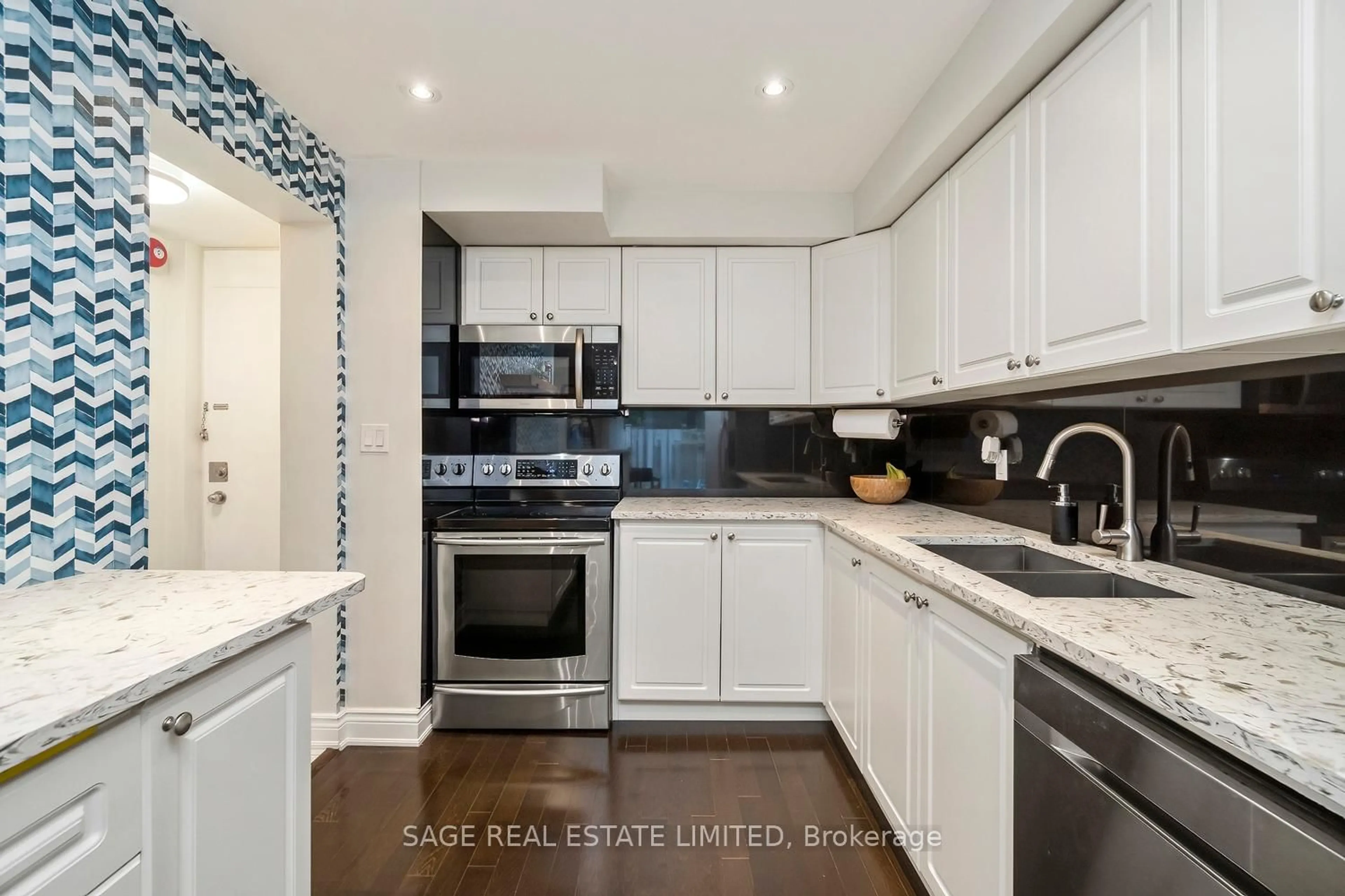 Open concept kitchen, unknown for 3308 The Credit Woodlands #16, Mississauga Ontario L5C 2J8