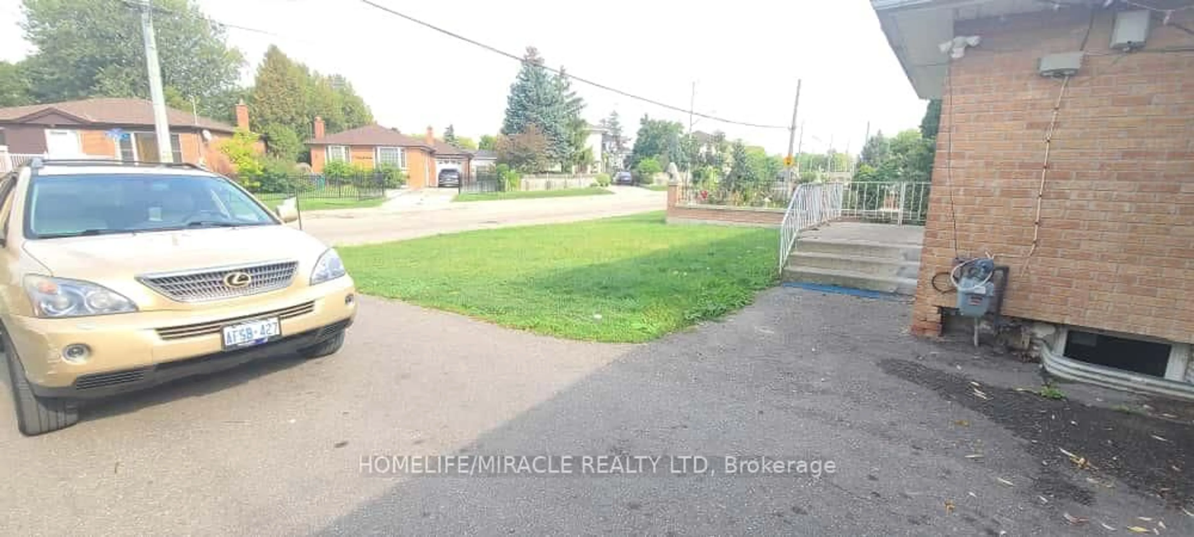 Blurry image for 16 Cattrick St, Mississauga Ontario L4T 1H5