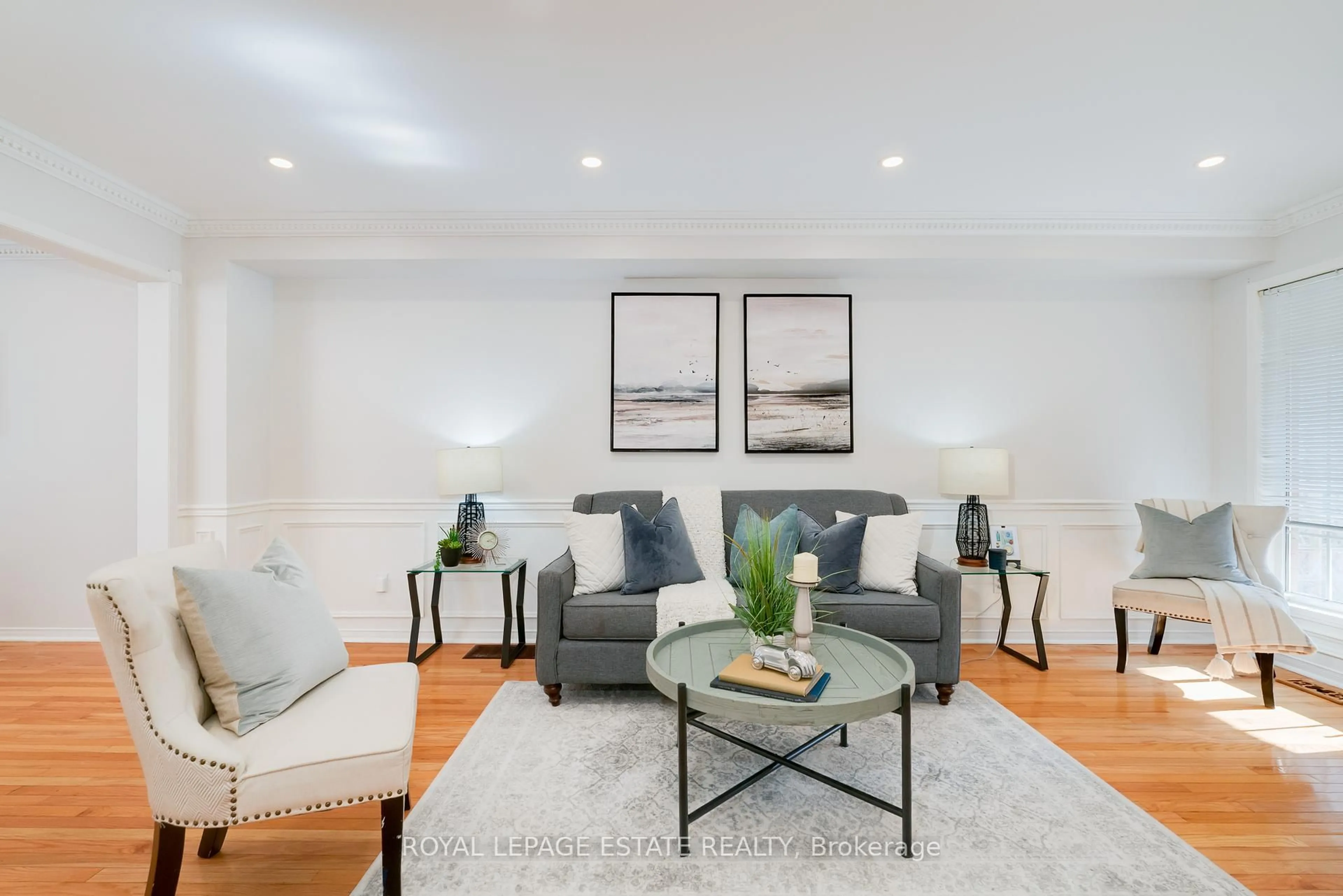 Living room with furniture, unknown for 435 Stonetree Crt, Mississauga Ontario L5B 4H3