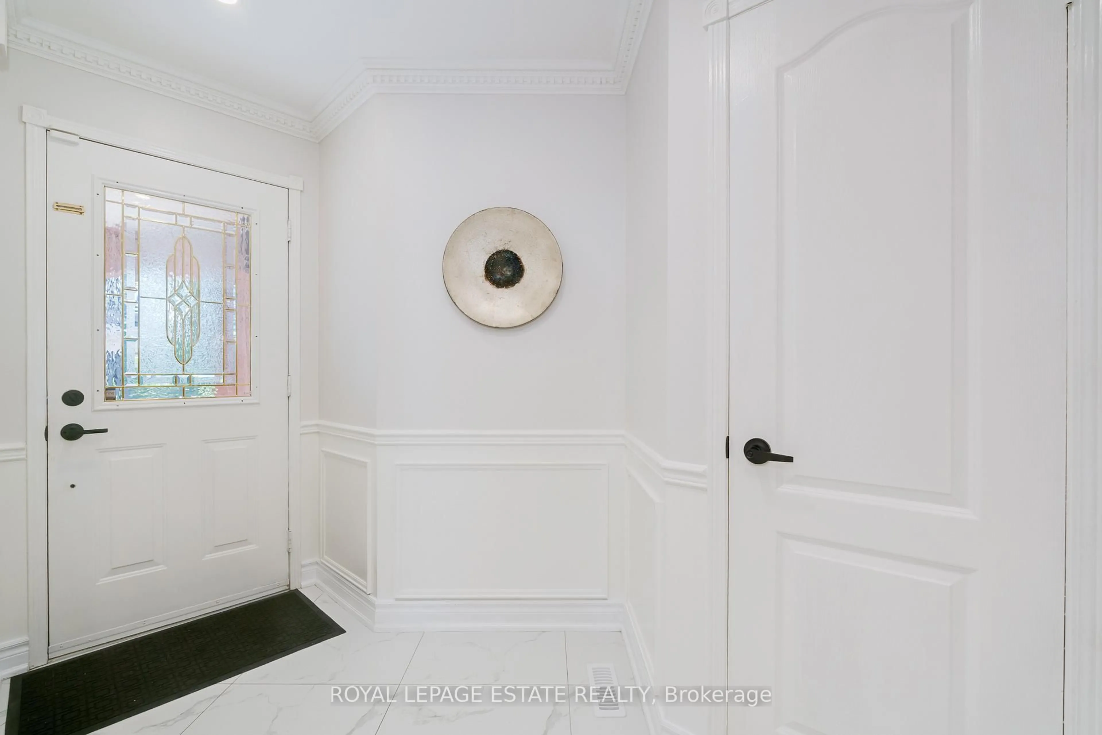 Indoor entryway for 435 Stonetree Crt, Mississauga Ontario L5B 4H3