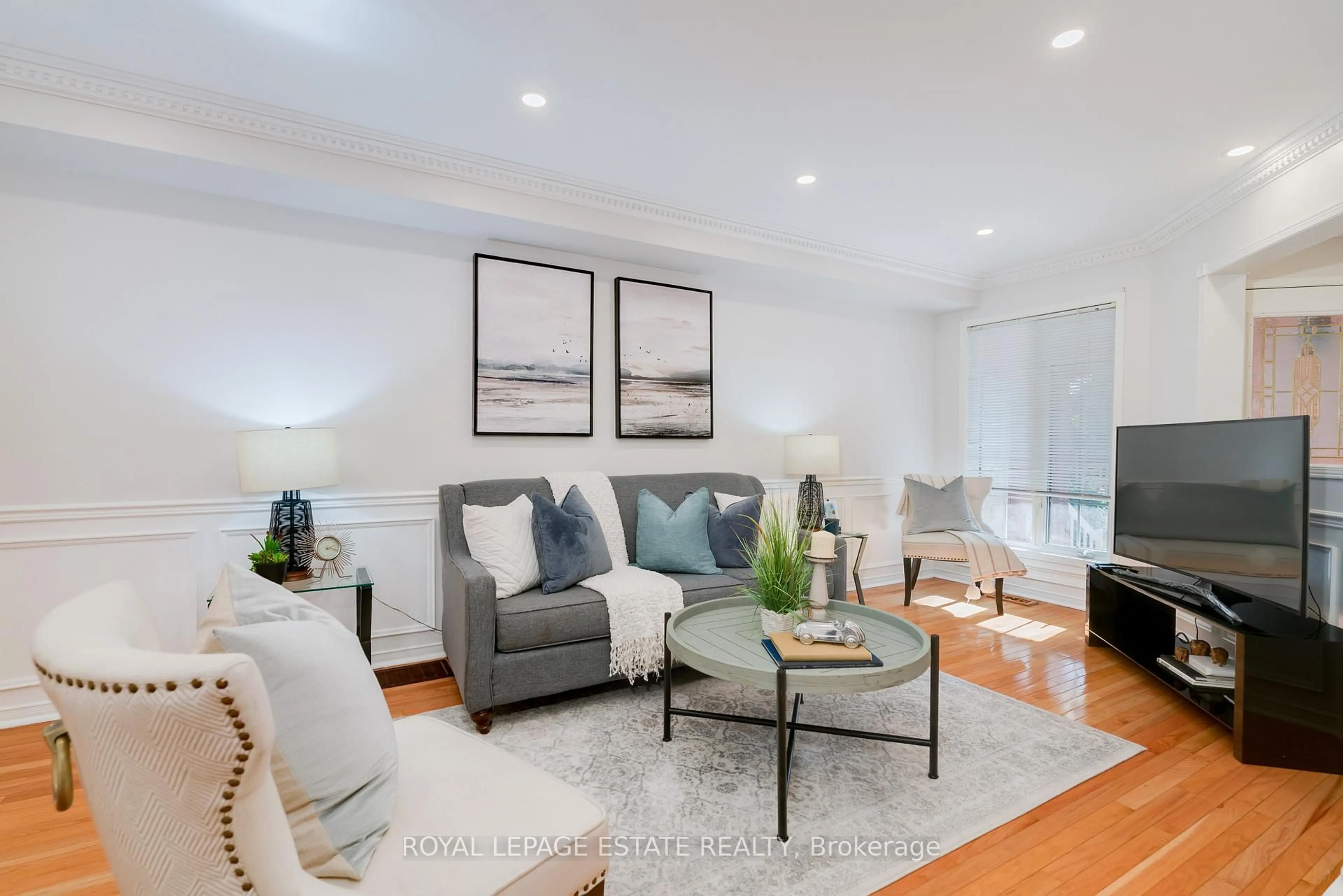 Living room with furniture, unknown for 435 Stonetree Crt, Mississauga Ontario L5B 4H3