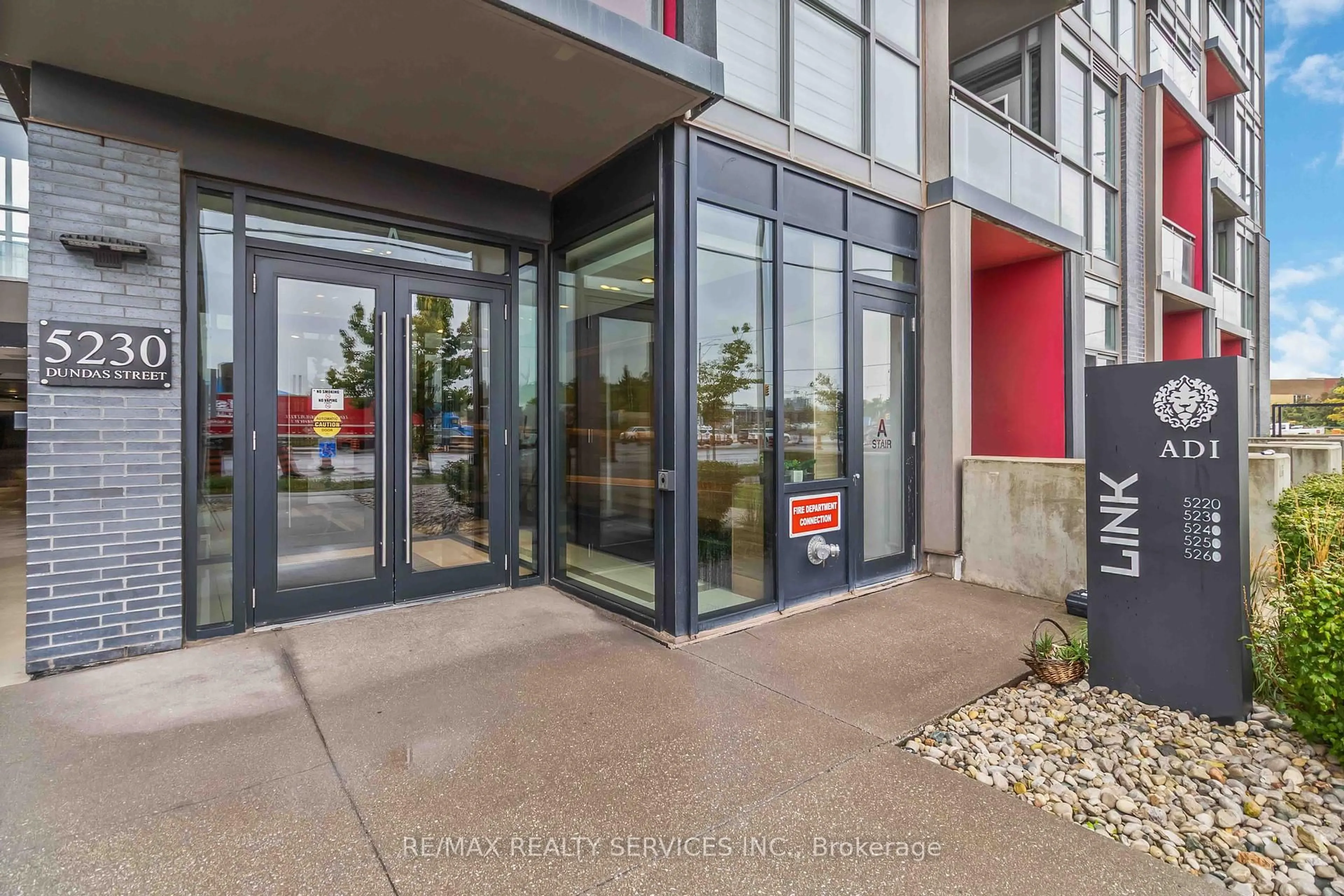 Indoor foyer for 5230 Dundas St #A531, Burlington Ontario L7L 0J5