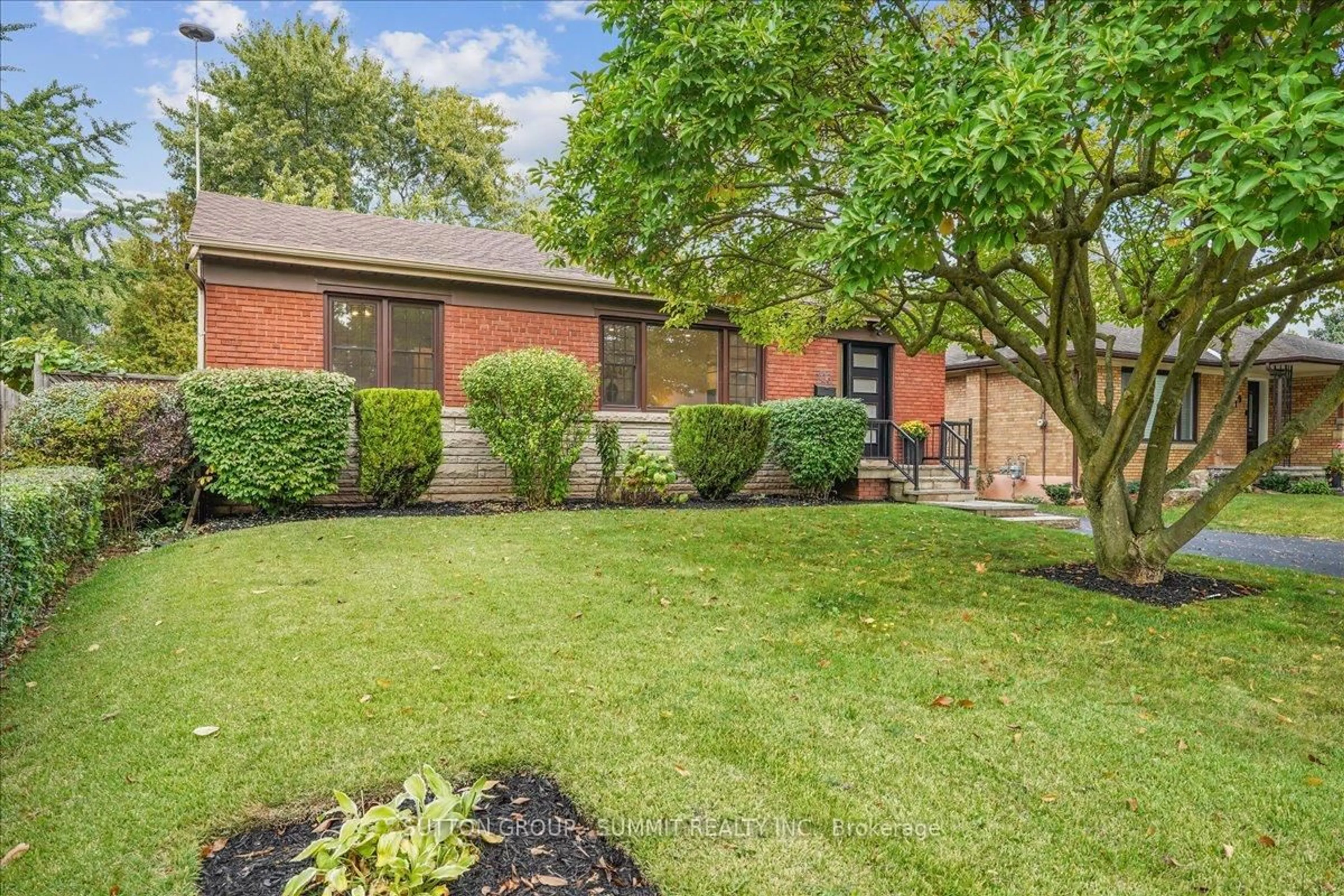 Home with brick exterior material, street for 723 Drury Lane, Burlington Ontario L7R 2X9