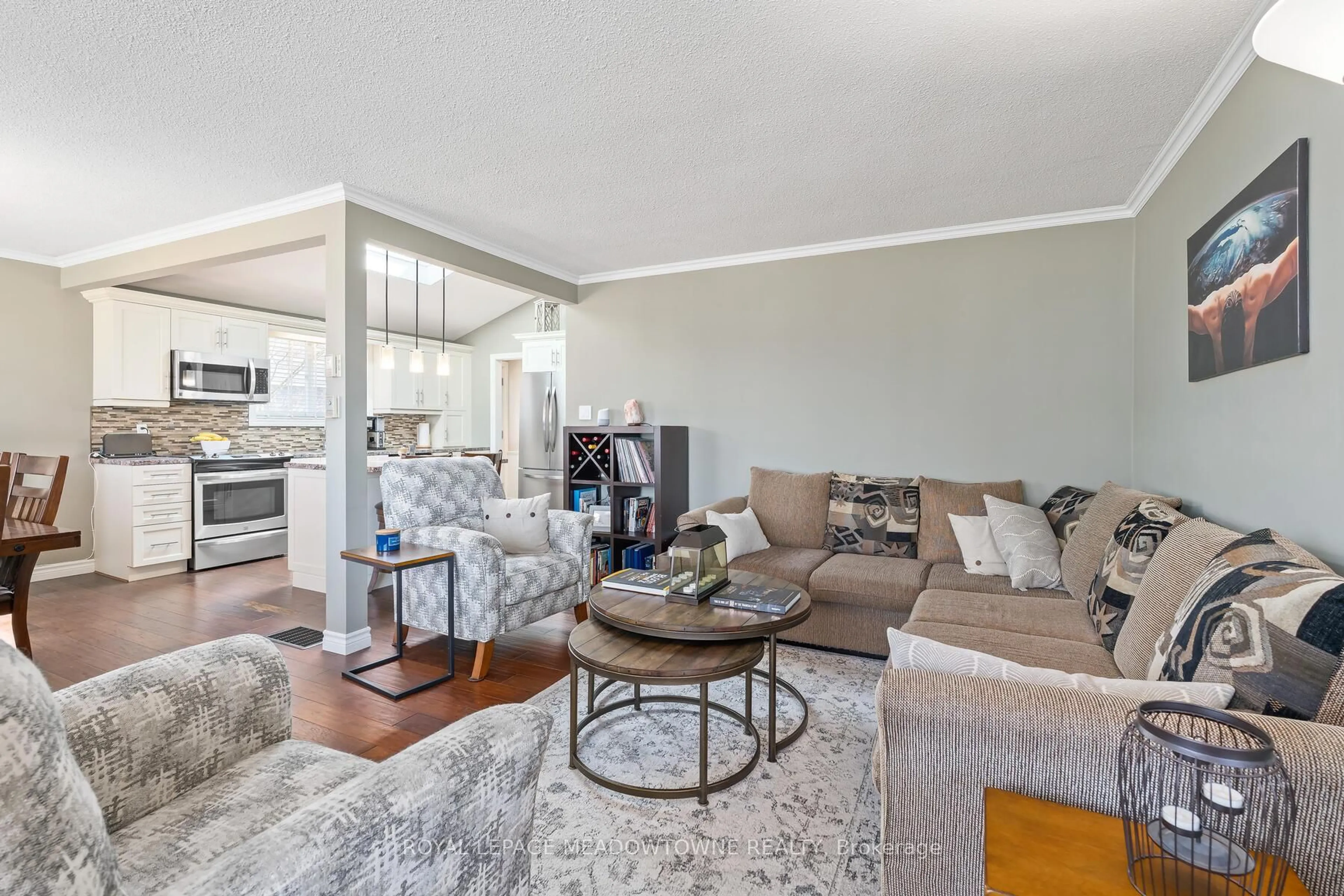 Living room with furniture, unknown for 32 Joycelyn Cres, Halton Hills Ontario L7G 2S4