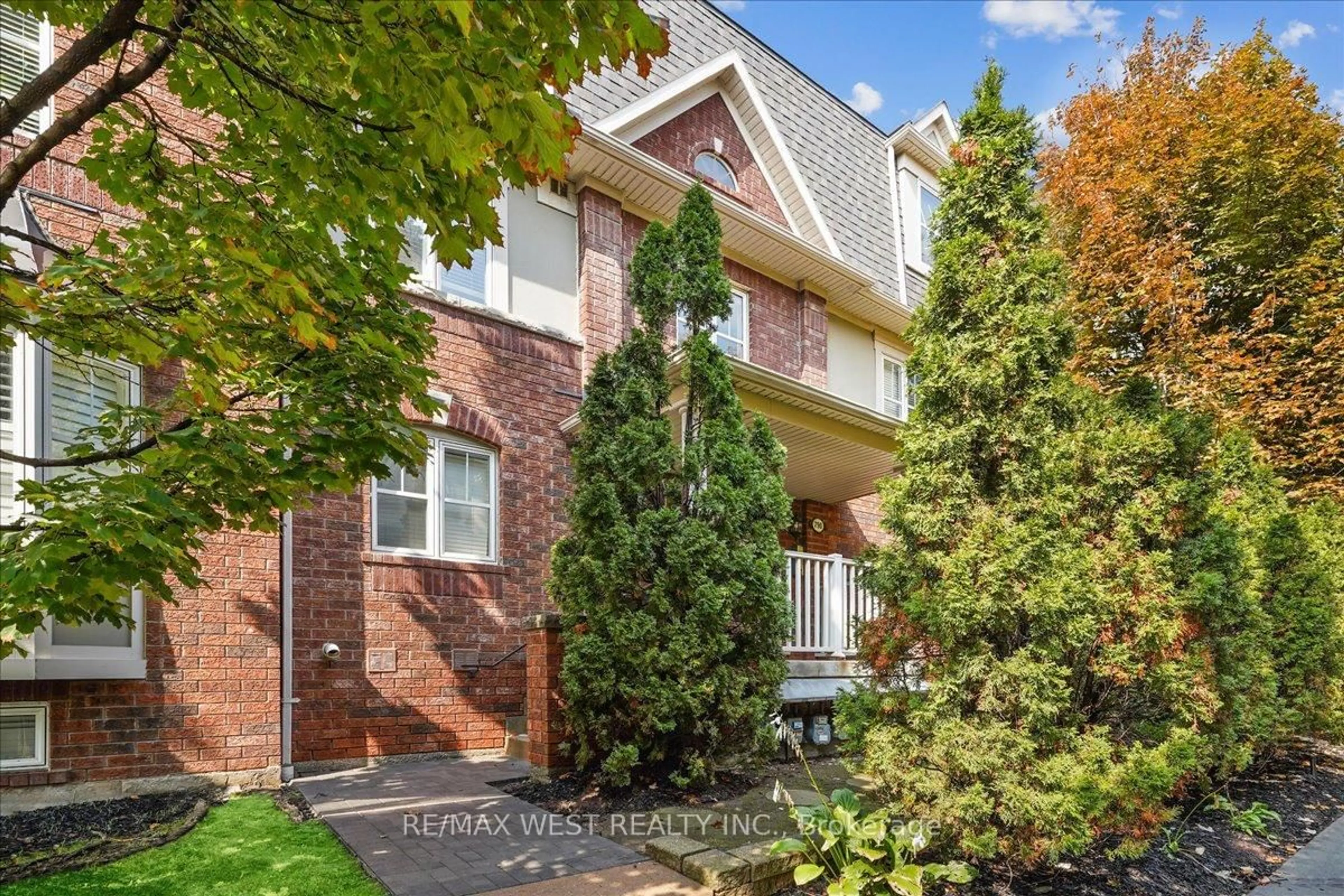 Home with brick exterior material, street for 790 Neighbourhood Circ #3, Mississauga Ontario L5B 0A6
