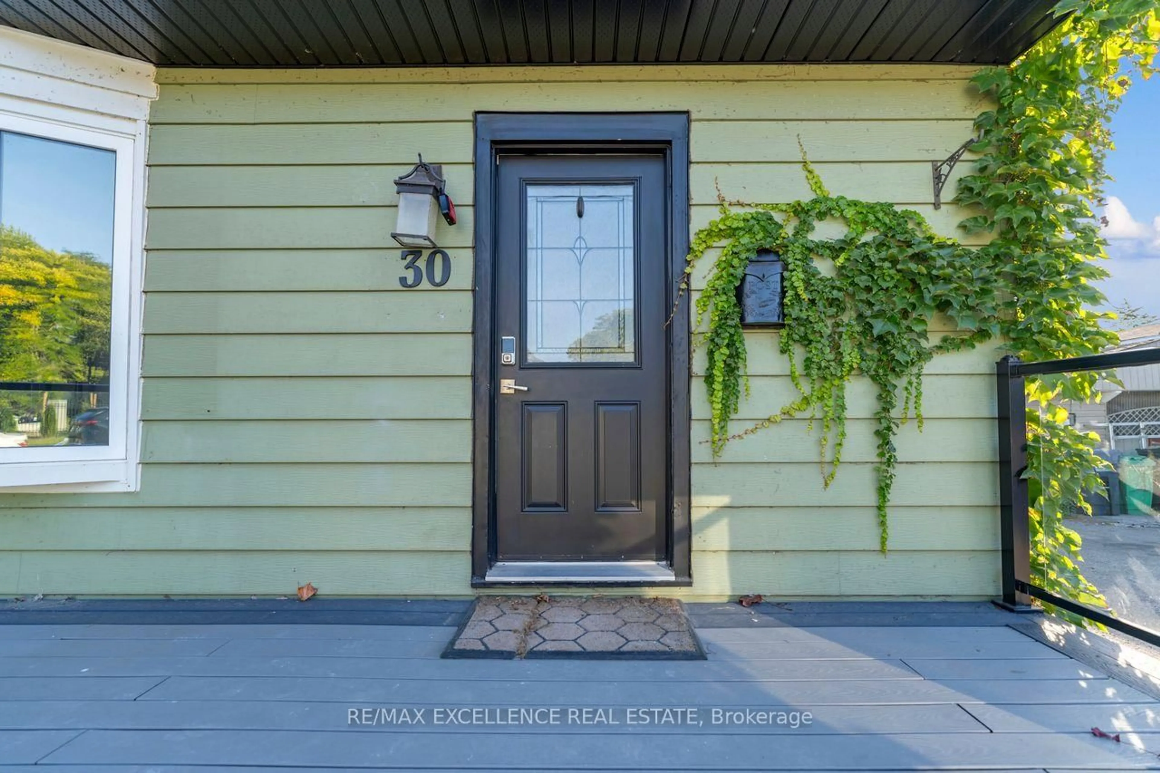 Indoor entryway for 30 Earl St, Mississauga Ontario L5M 1N7