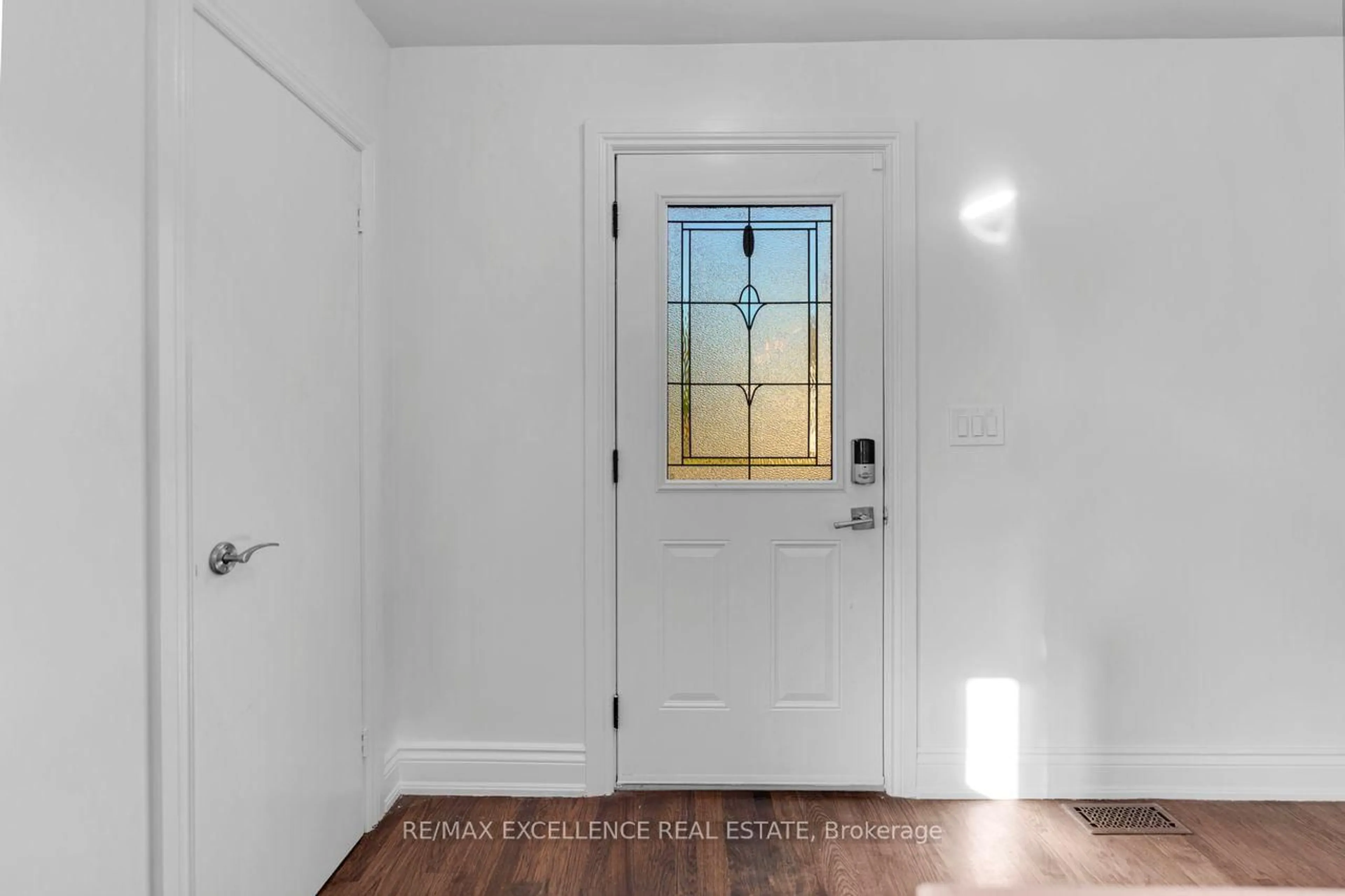 Indoor entryway for 30 Earl St, Mississauga Ontario L5M 1N7