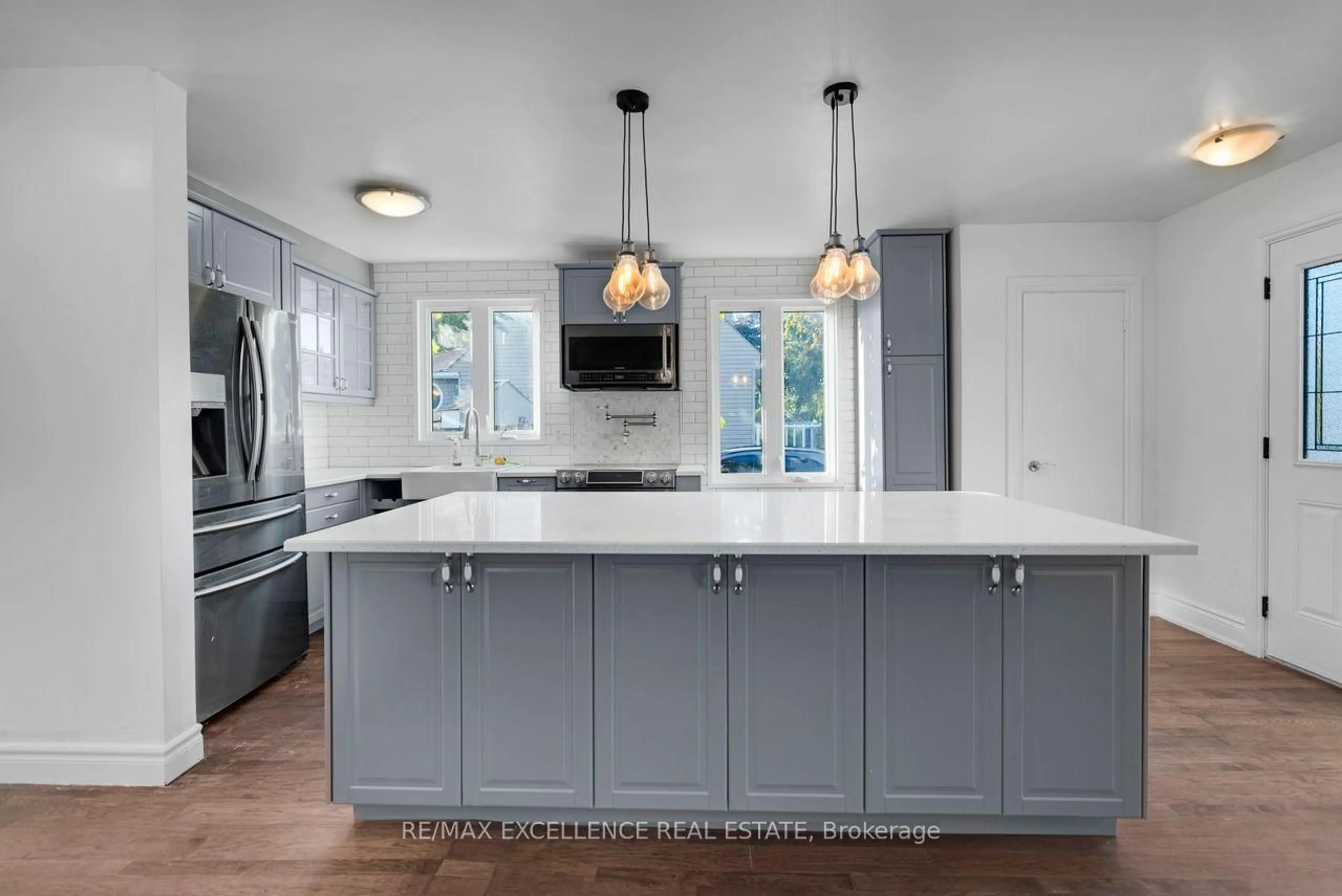 Contemporary kitchen, unknown for 30 Earl St, Mississauga Ontario L5M 1N7