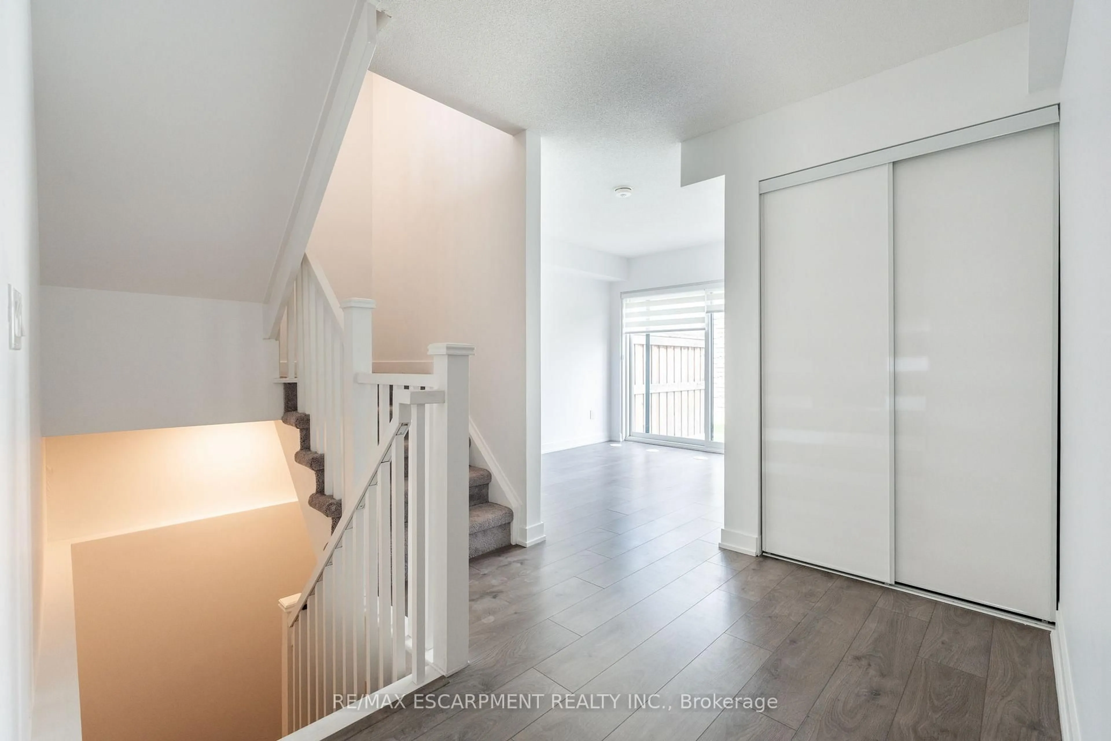 Indoor entryway for 1121 Cooke Blvd #73, Burlington Ontario L7T 0C3
