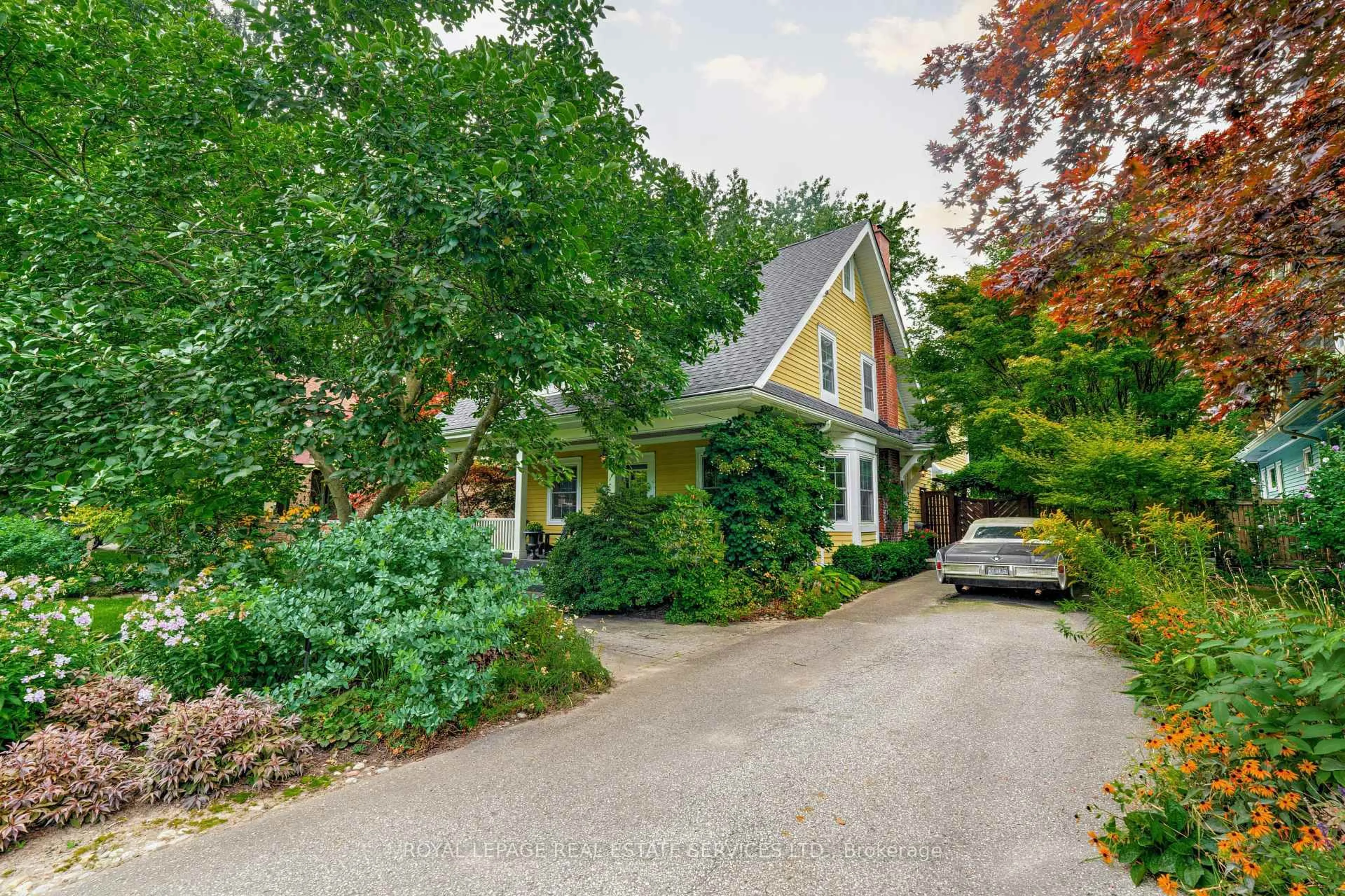 A pic from outside/outdoor area/front of a property/back of a property/a pic from drone, street for 938 Meadow Wood Rd, Mississauga Ontario L5J 2S6