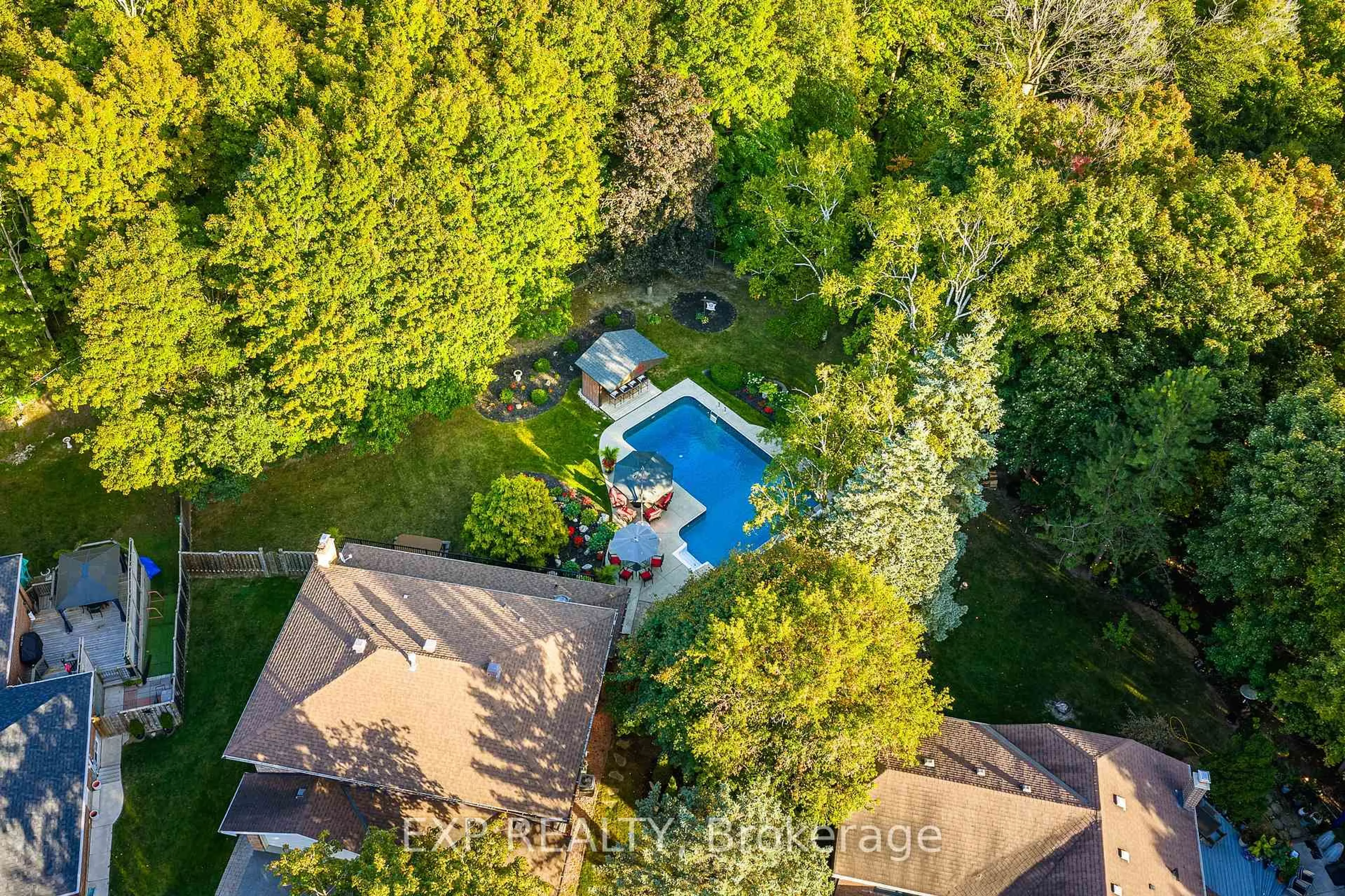 A pic from outside/outdoor area/front of a property/back of a property/a pic from drone, unknown for 160 Little Crt, Caledon Ontario L7E 3T8