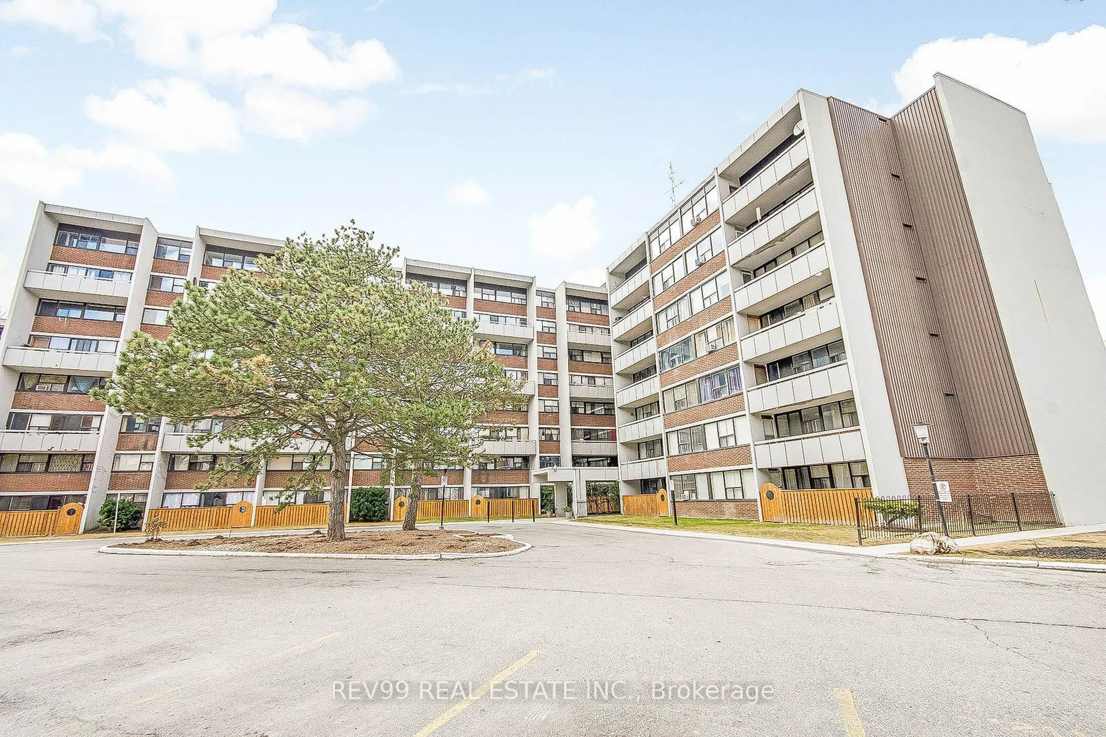 Patio, building for 2121 Roche Crt #504, Mississauga Ontario L5K 2C7