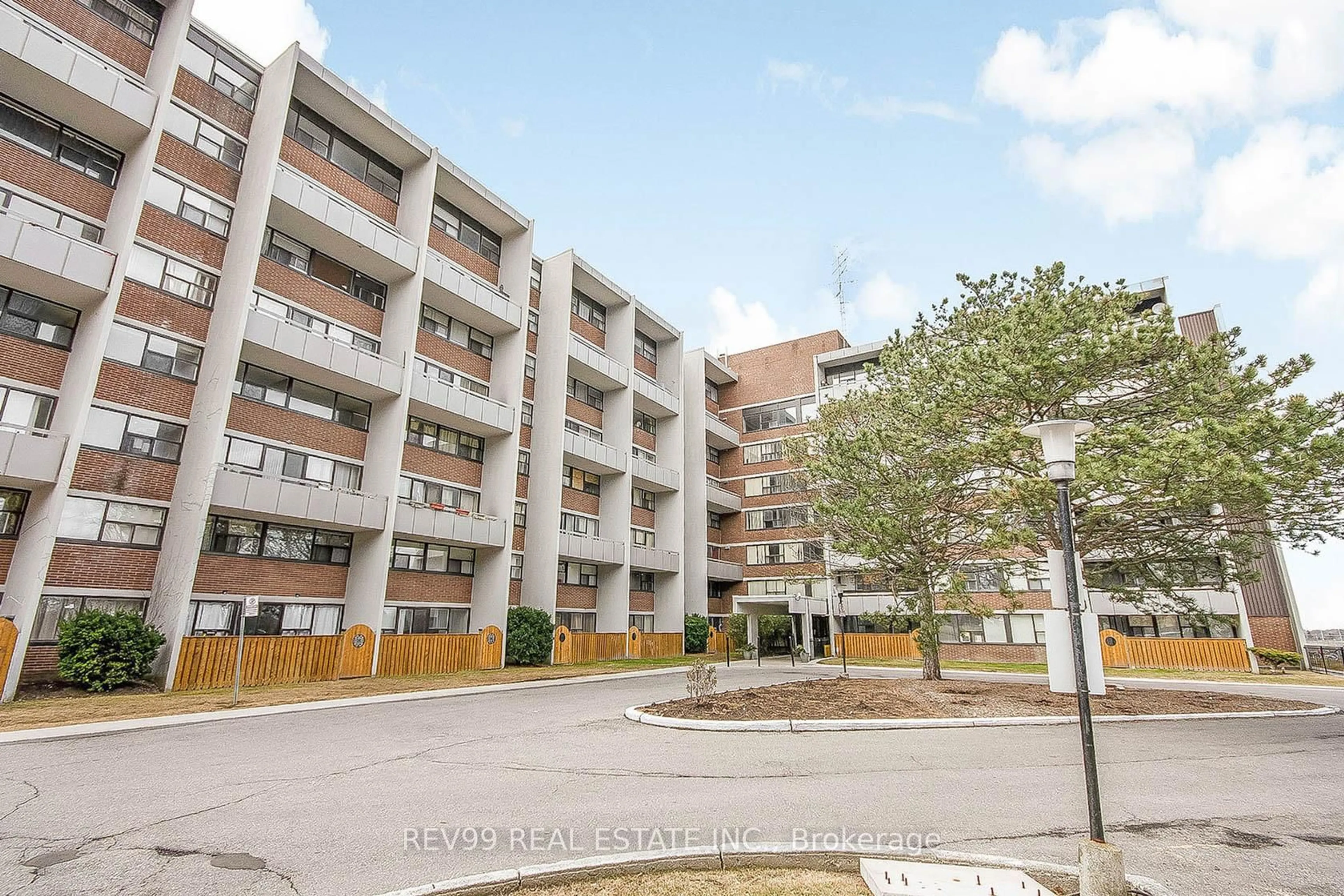 Patio, building for 2121 Roche Crt #504, Mississauga Ontario L5K 2C7