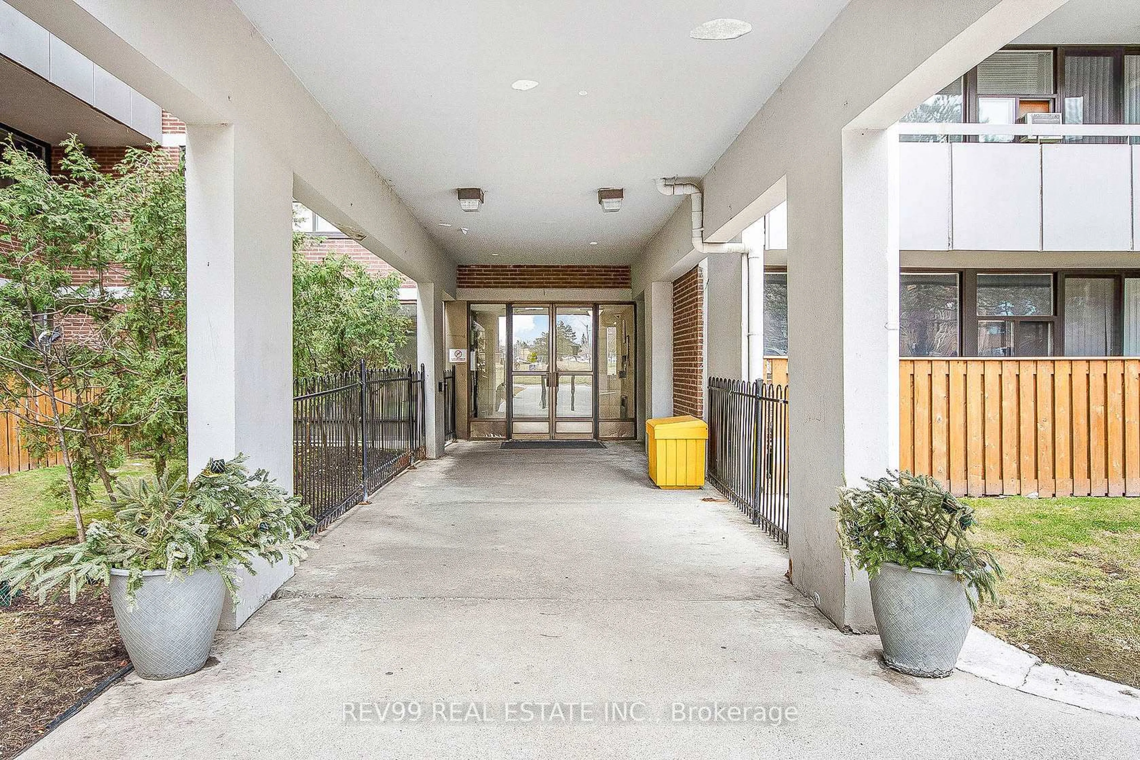 Indoor foyer for 2121 Roche Crt #504, Mississauga Ontario L5K 2C7